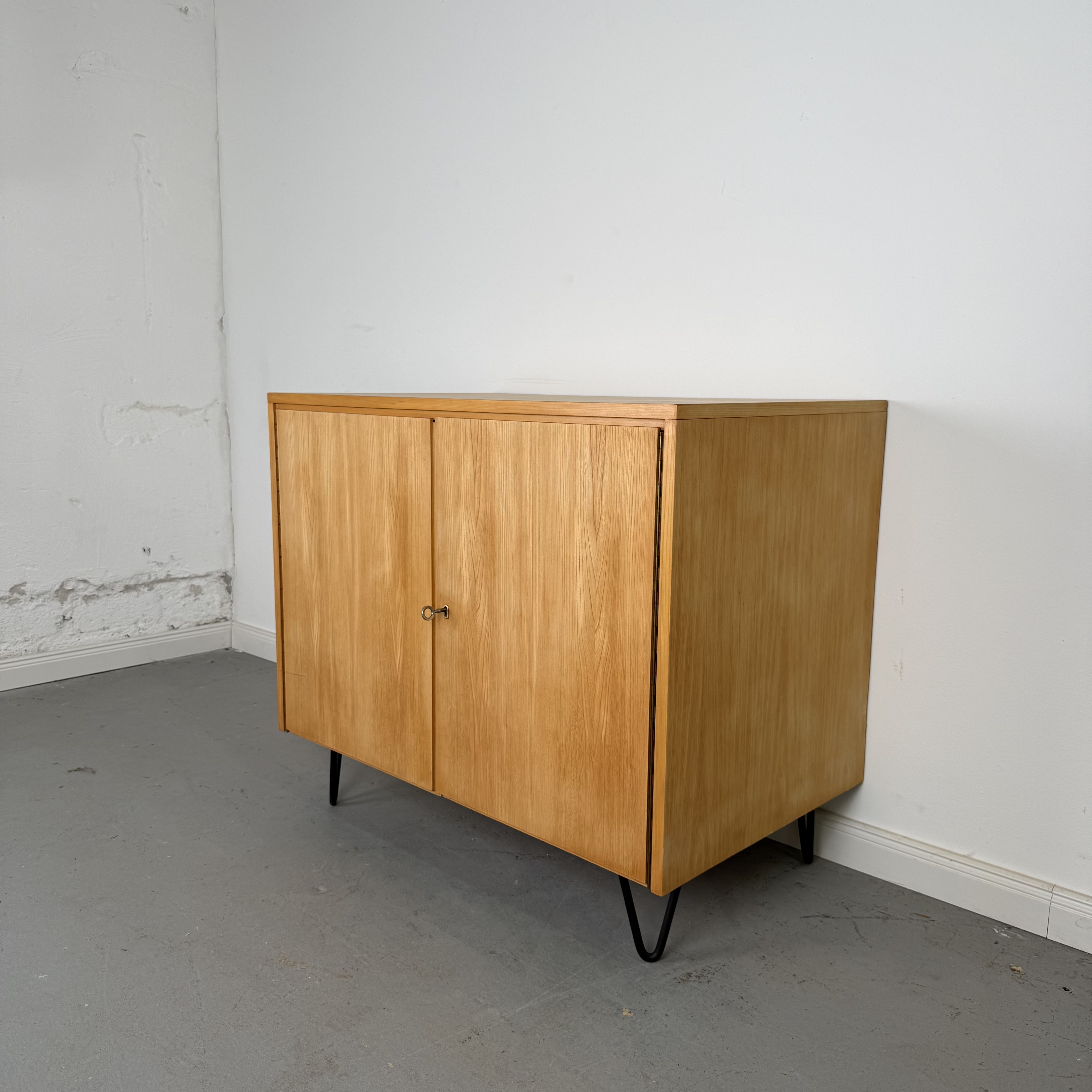 Süße 60er Jahre Kommode auf Hairpin Legs