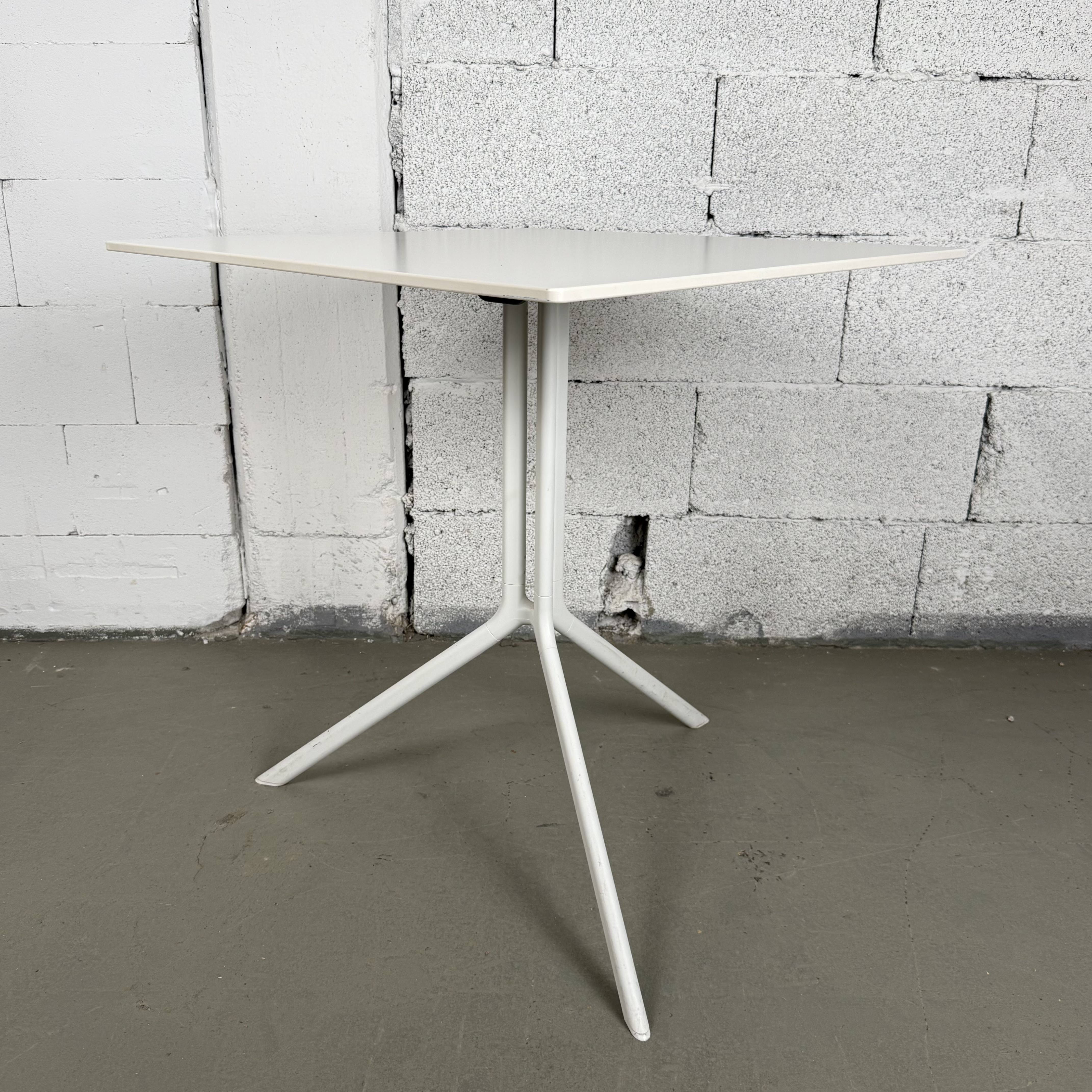 Kristalia Poule Klapptisch 69 × 69 cm in Weiß
