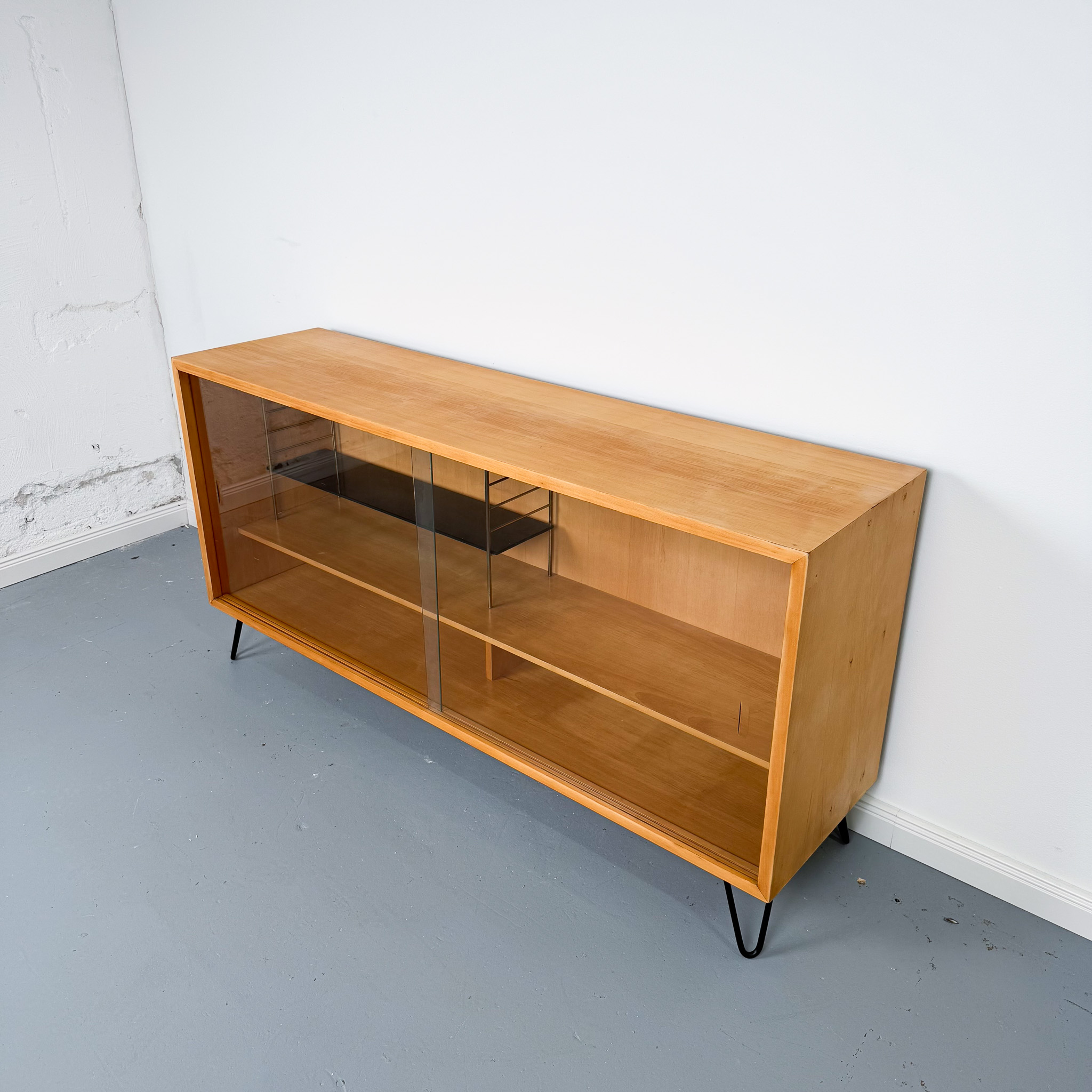 Elegantes 60er Jahre Glassideboard mit Hairpin-Beinen