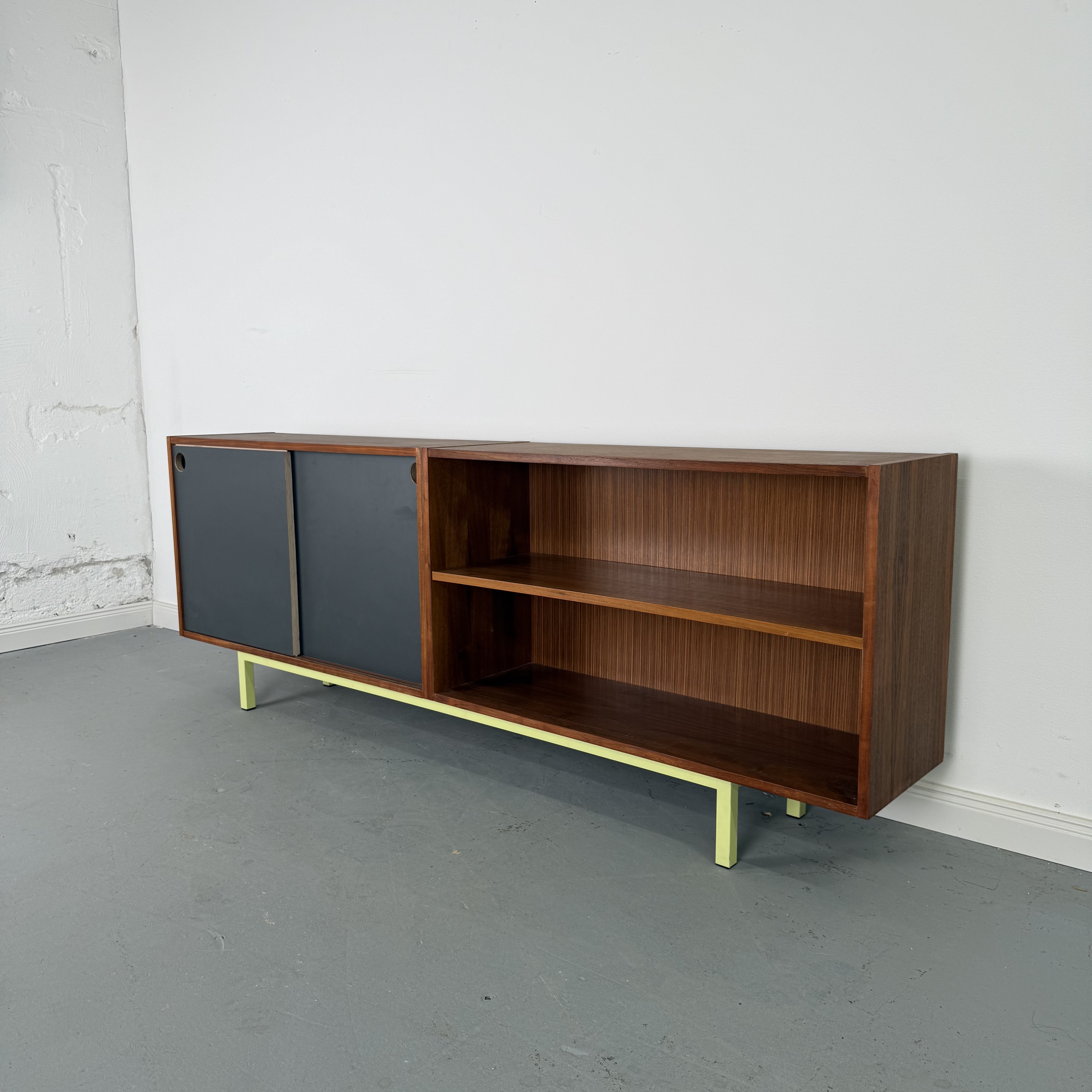 Neu interpretiertes 60er Jahre Sideboard aus zwei Vintage-Kommoden Neu interpretiertes 60er Jahre Sideboard aus zwei Vintage-Kommoden