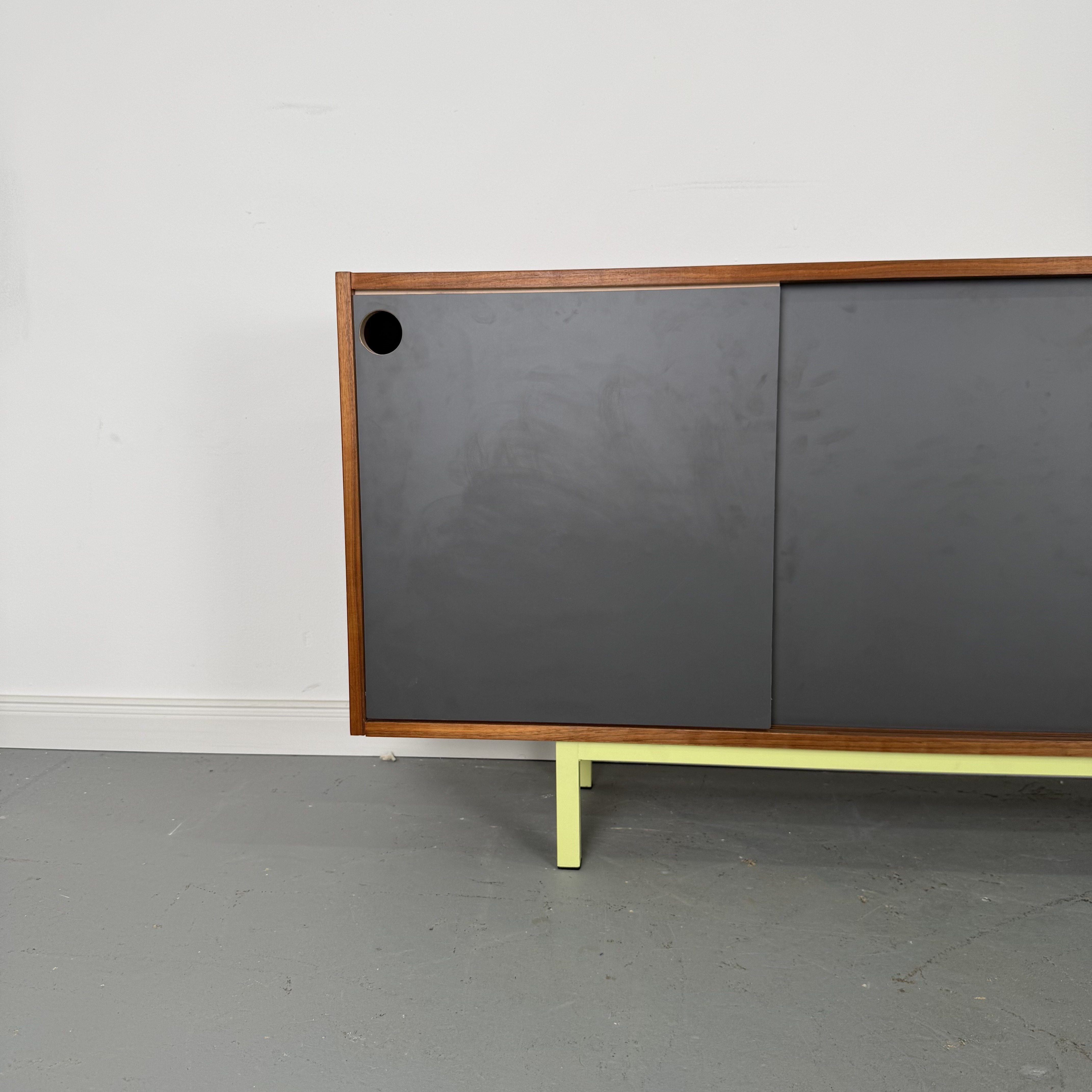 Neu interpretiertes 60er Jahre Sideboard aus zwei Vintage-Kommoden Neu interpretiertes 60er Jahre Sideboard aus zwei Vintage-Kommoden