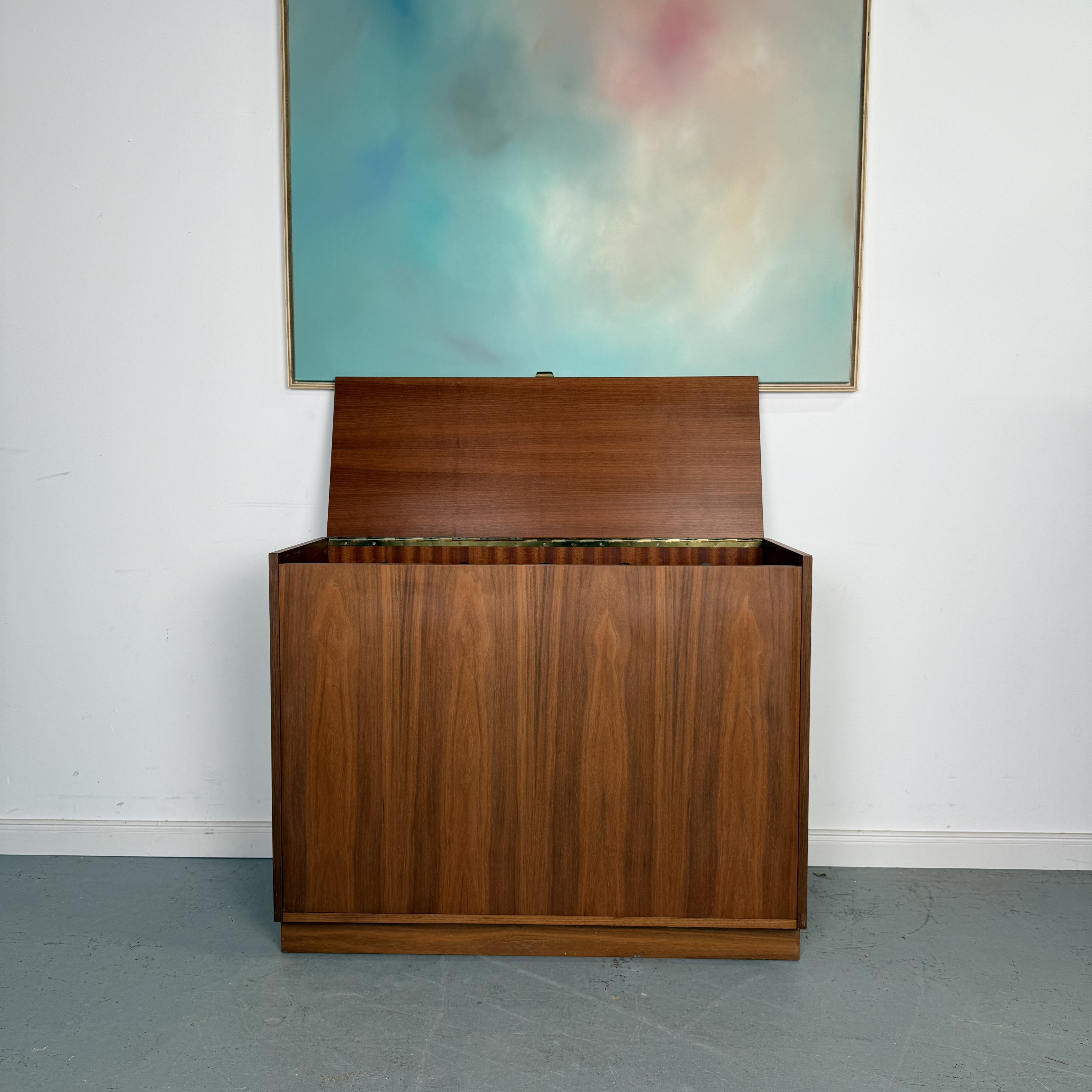 Süße Truhe aus Nussbaumholz aus den 1960er Jahren