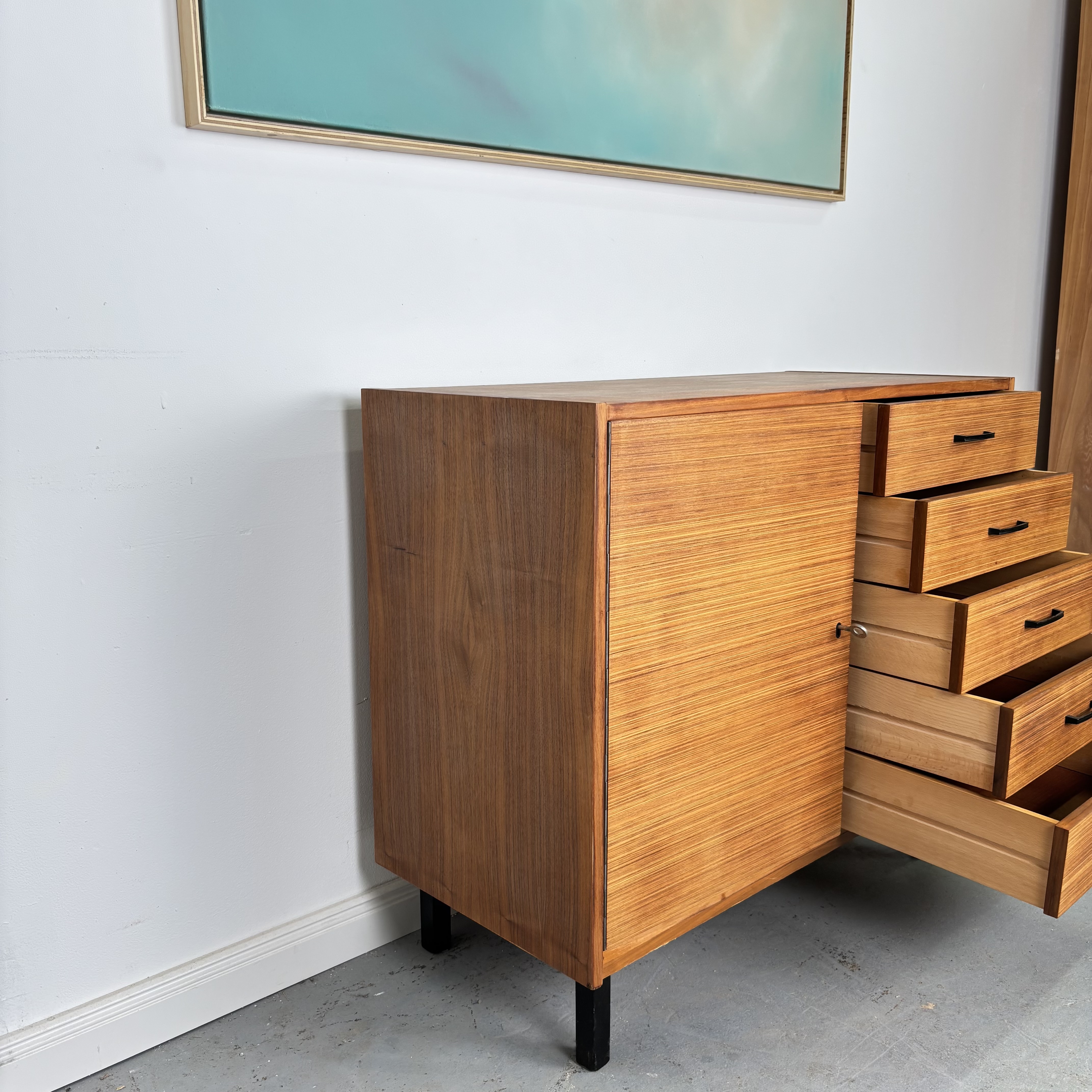 Elegante 60er Jahre Kommode mit Schubladen und Tür