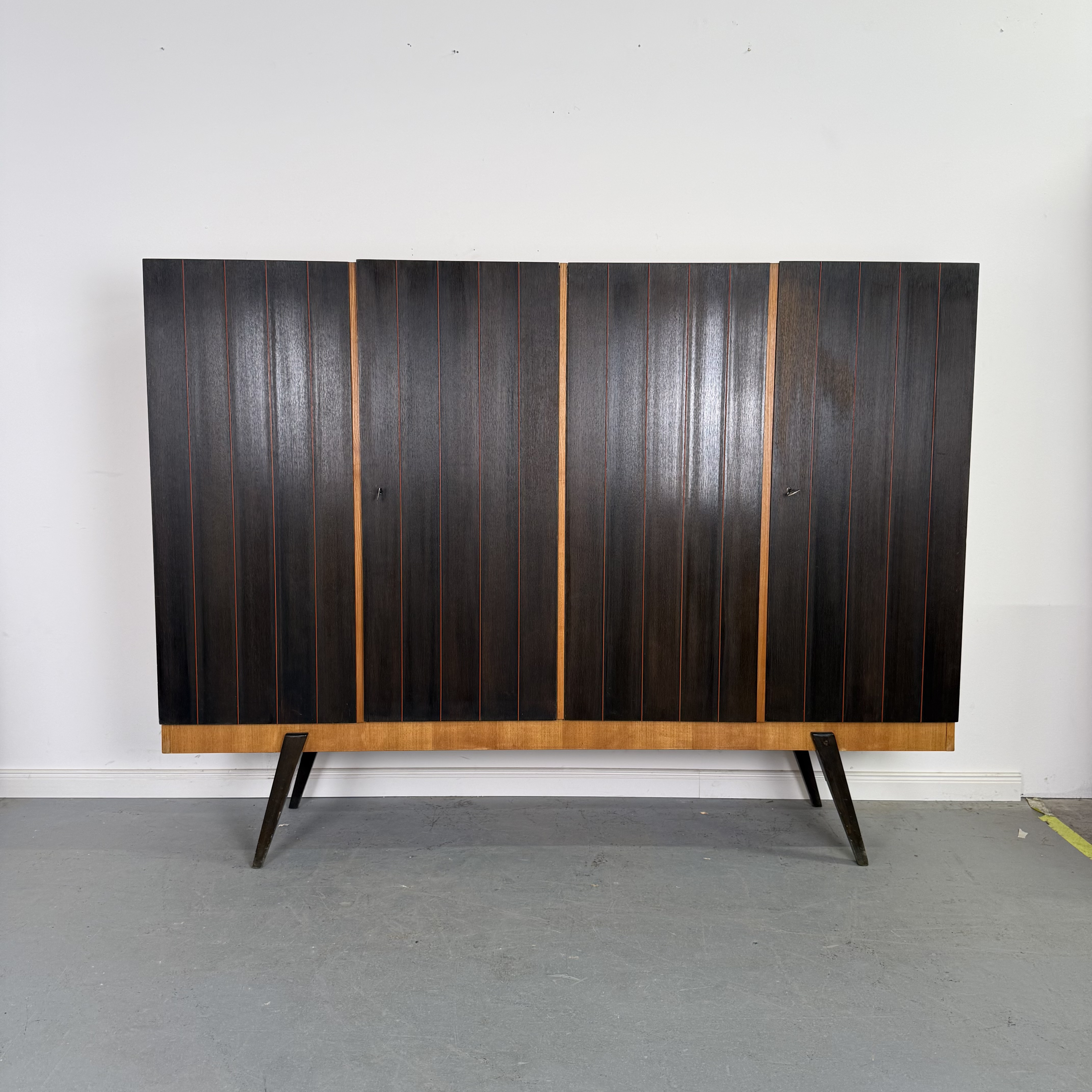 Dunkles Highboard im Mid-Century Stil