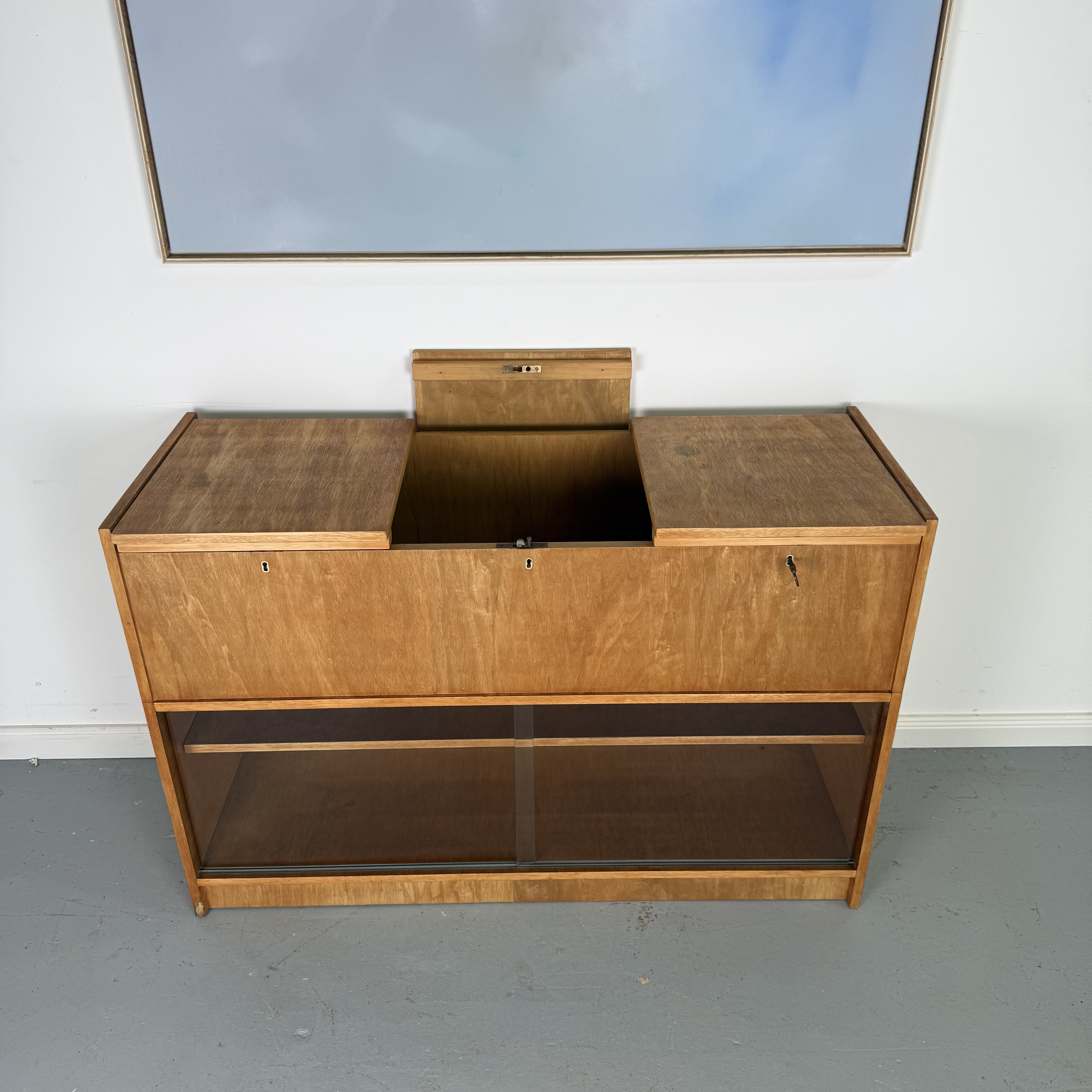 Vielseitiger Mid-Century Schrank mit Klappelementen und Vitrine