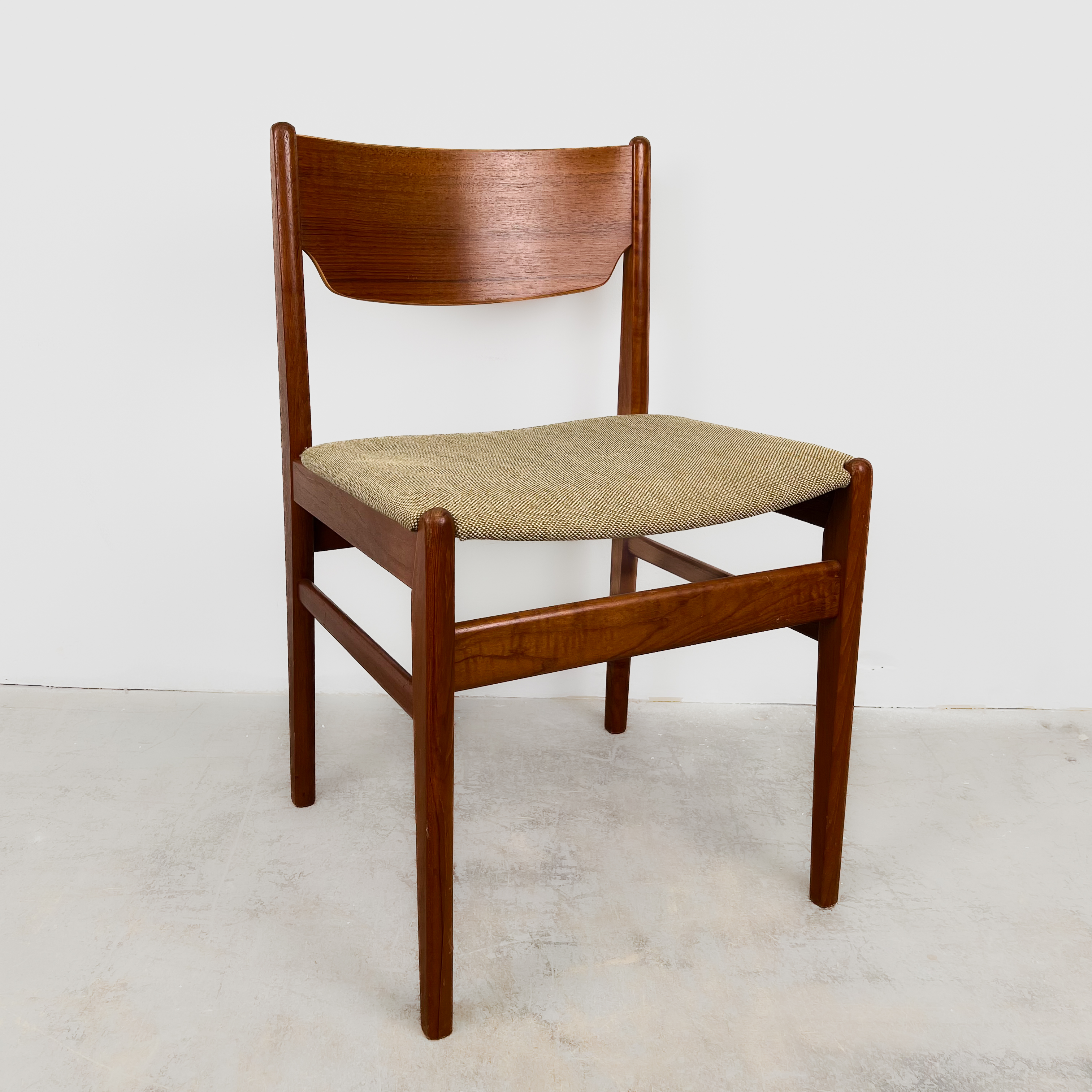 Dänischer Mid Century Teak Stuhl mit Stoffbezug