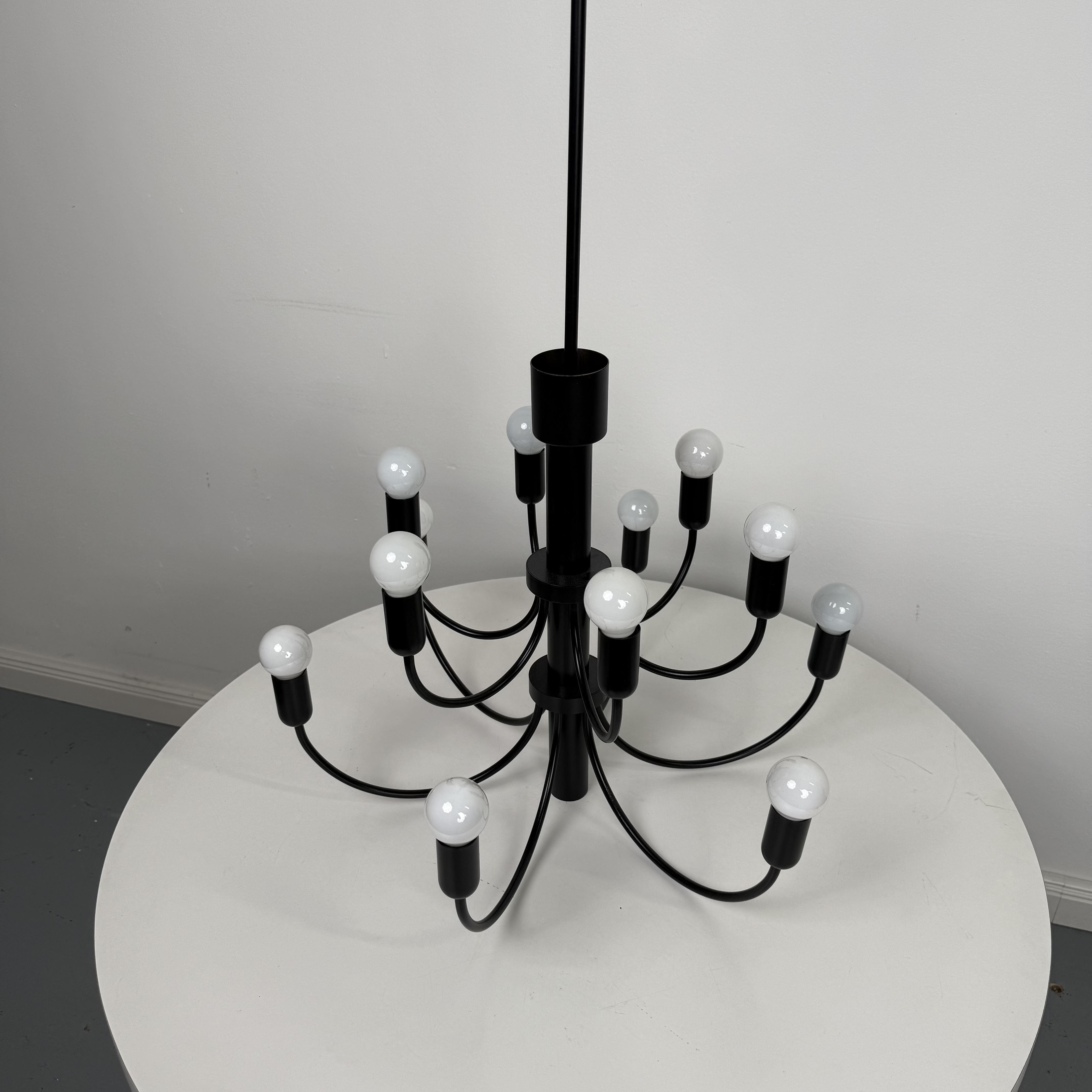 Schwarzer Kronleuchter in modernen Design