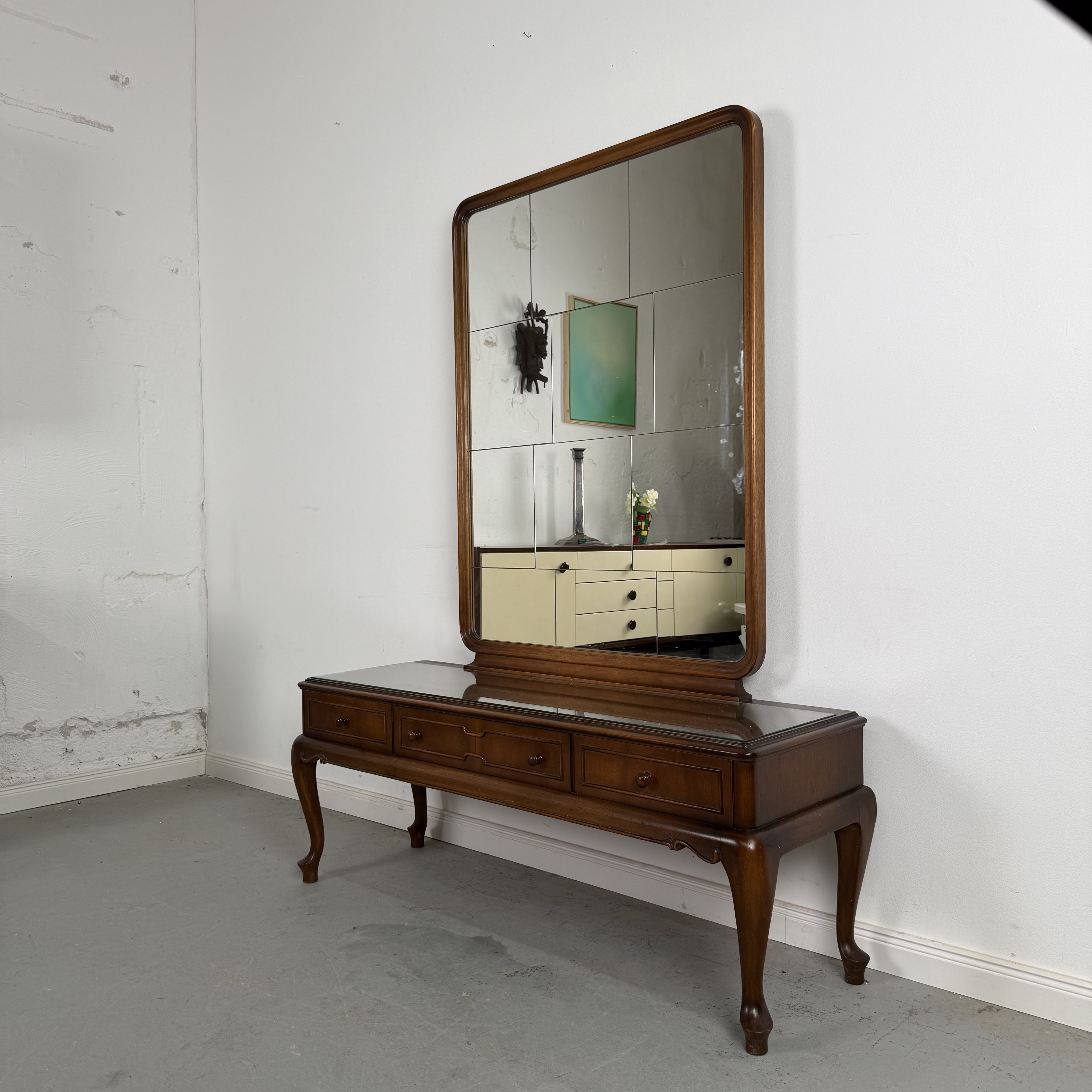 stilvolle 50 Jahre Spiegelkommode