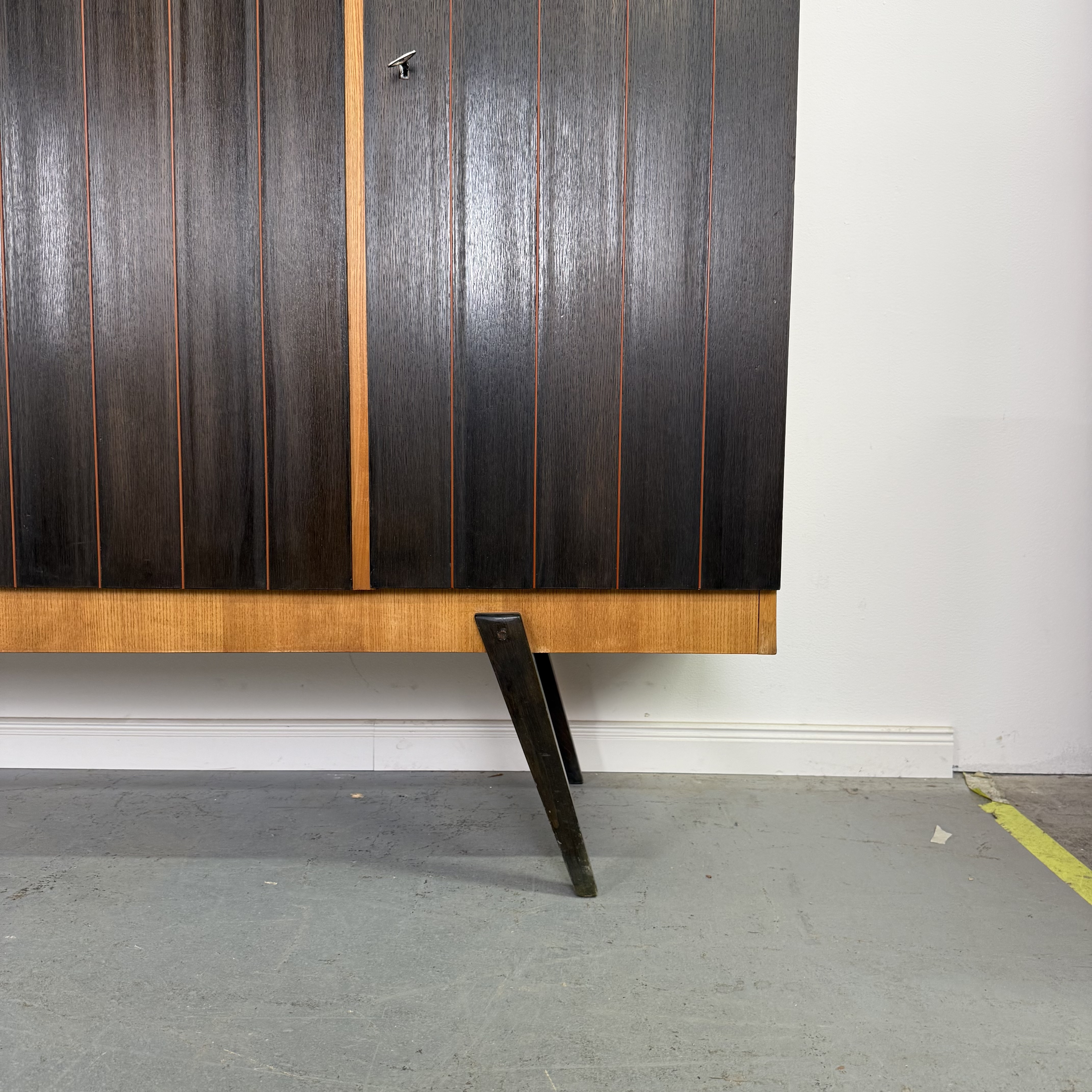 Dunkles Highboard im Mid-Century Stil