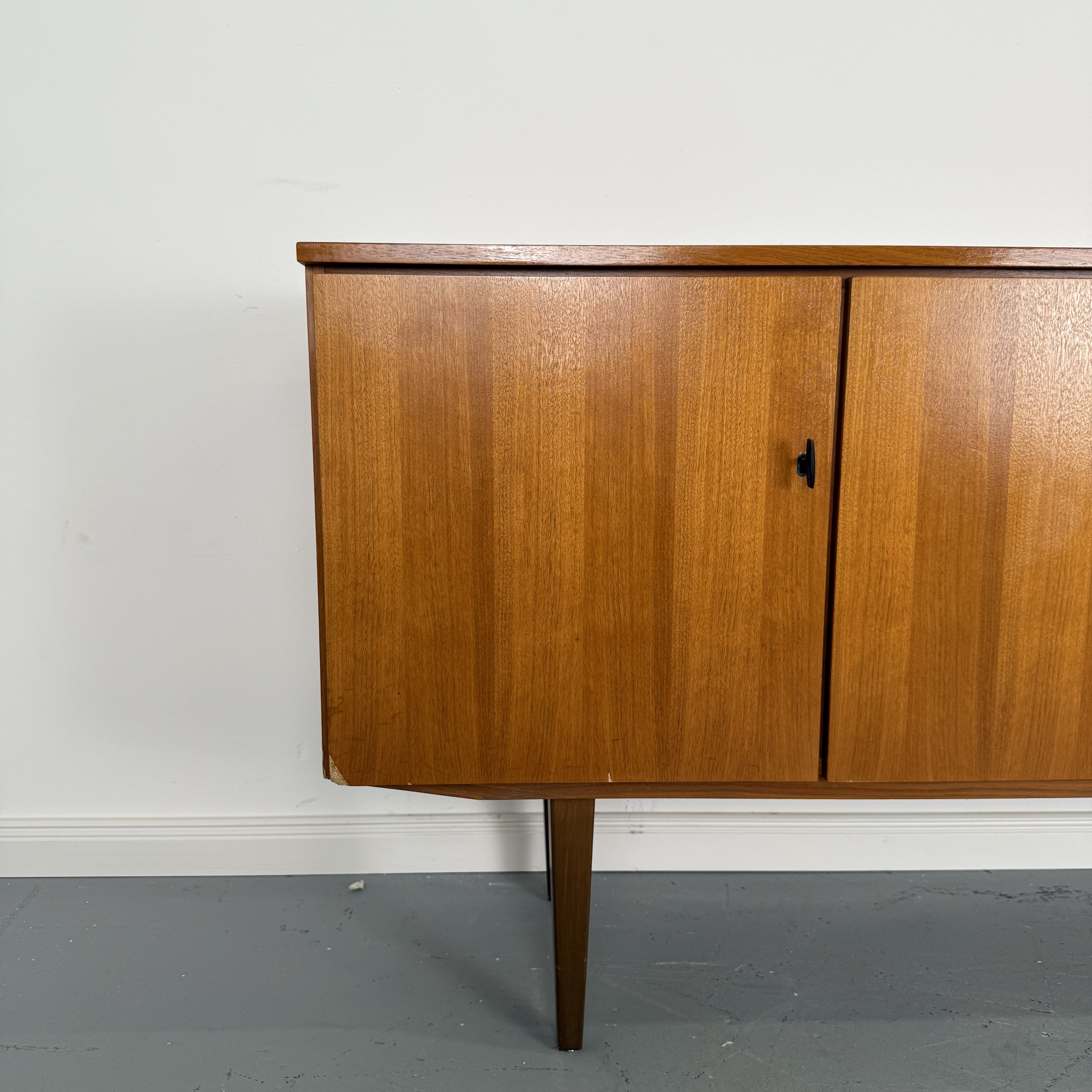 Elegantes 60er Jahre Teak Sideboard Elegantes 60er Jahre Teak Sideboard