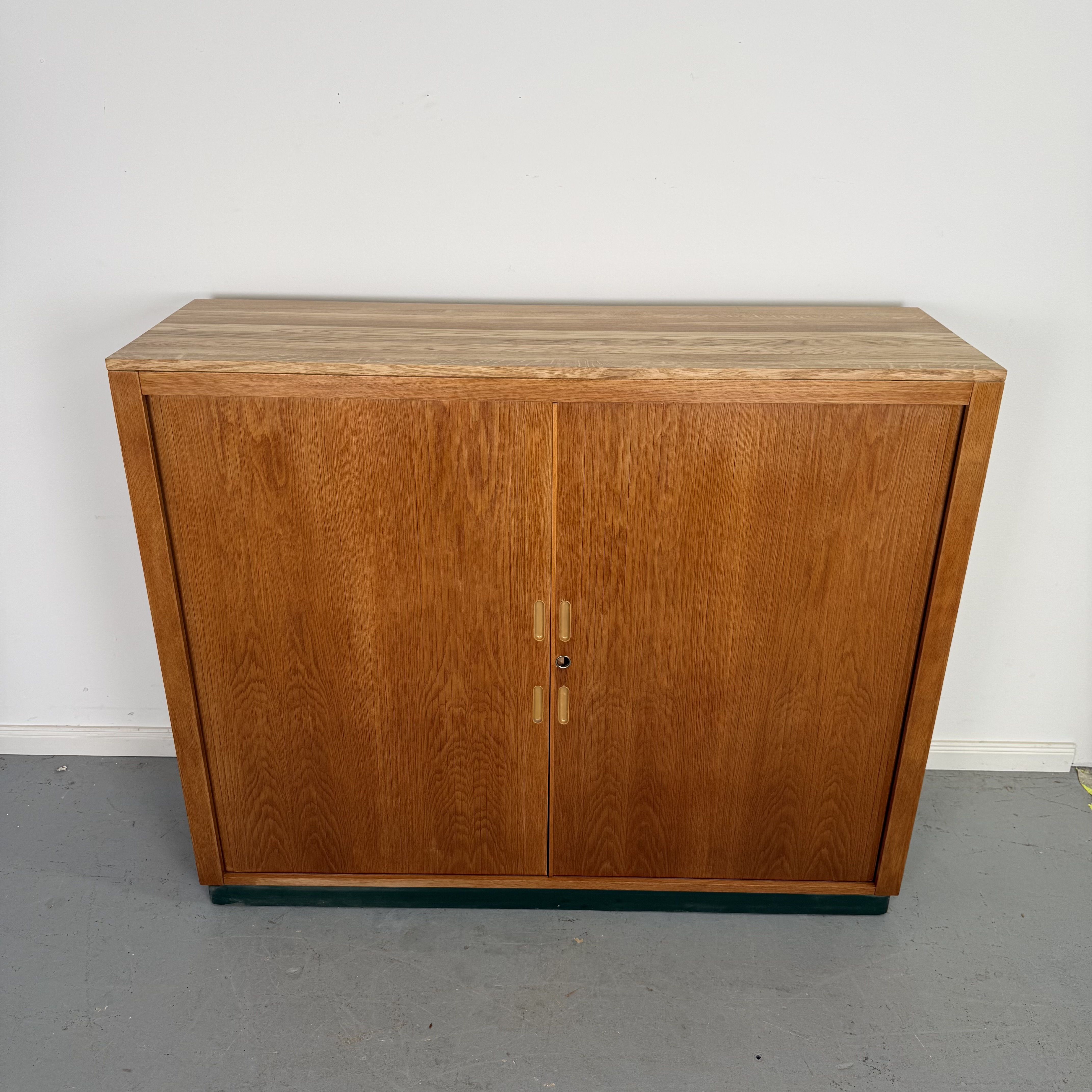 schickes kompaktes Rolladensideboard