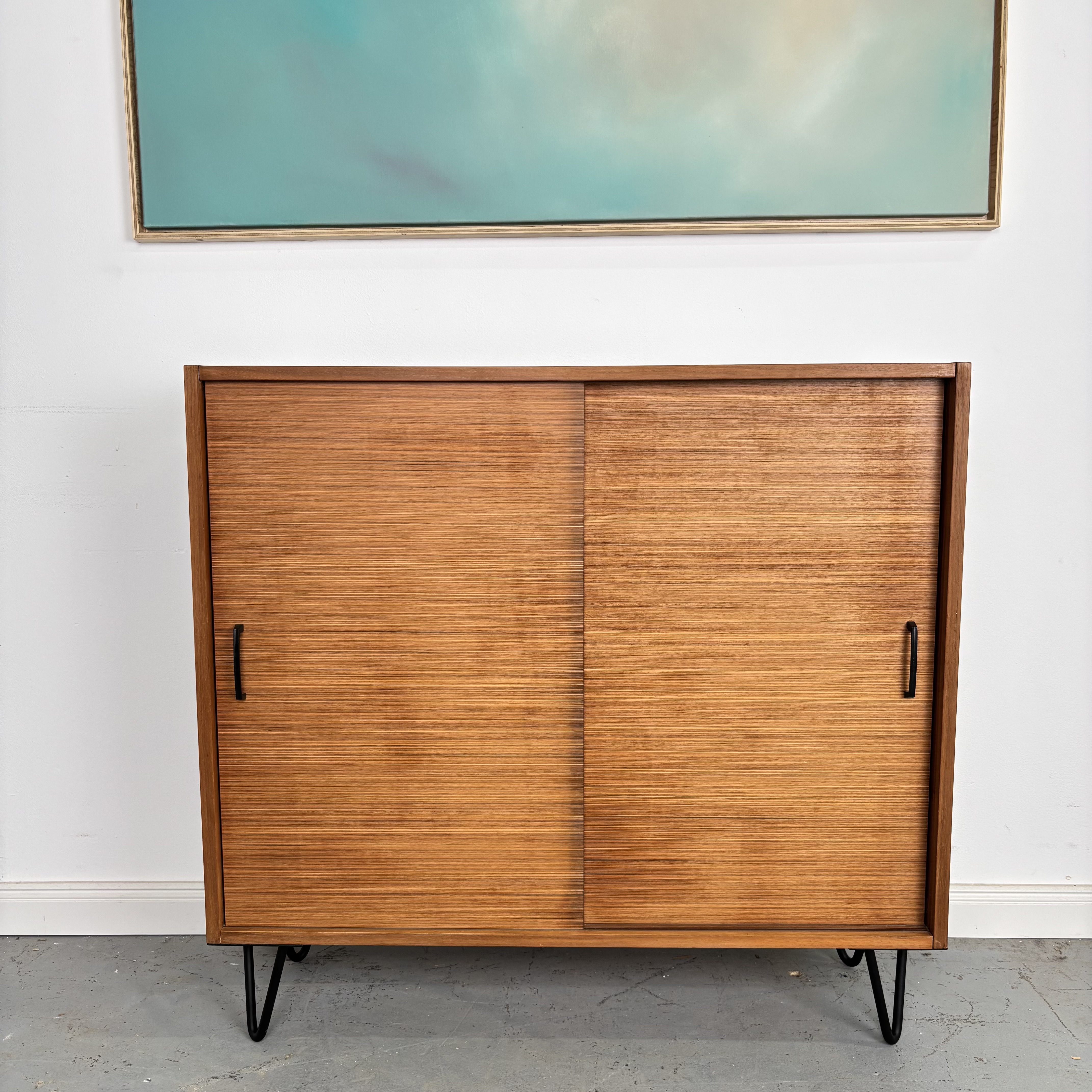 Mid-Century Kommode mit Schiebetüren und Hairpin-Beinen