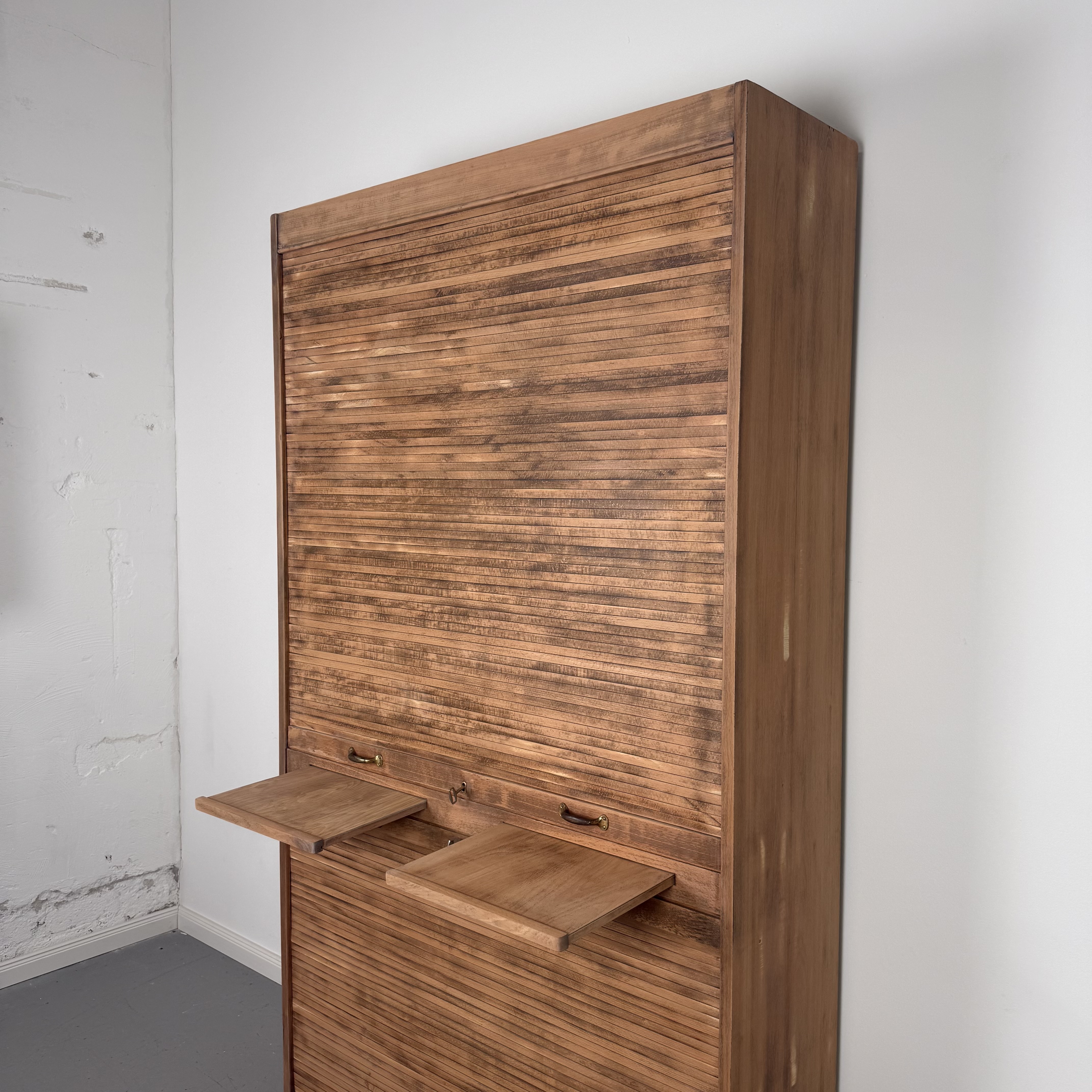 Großzügiger Rolladenschrank aus rustikaler Eiche