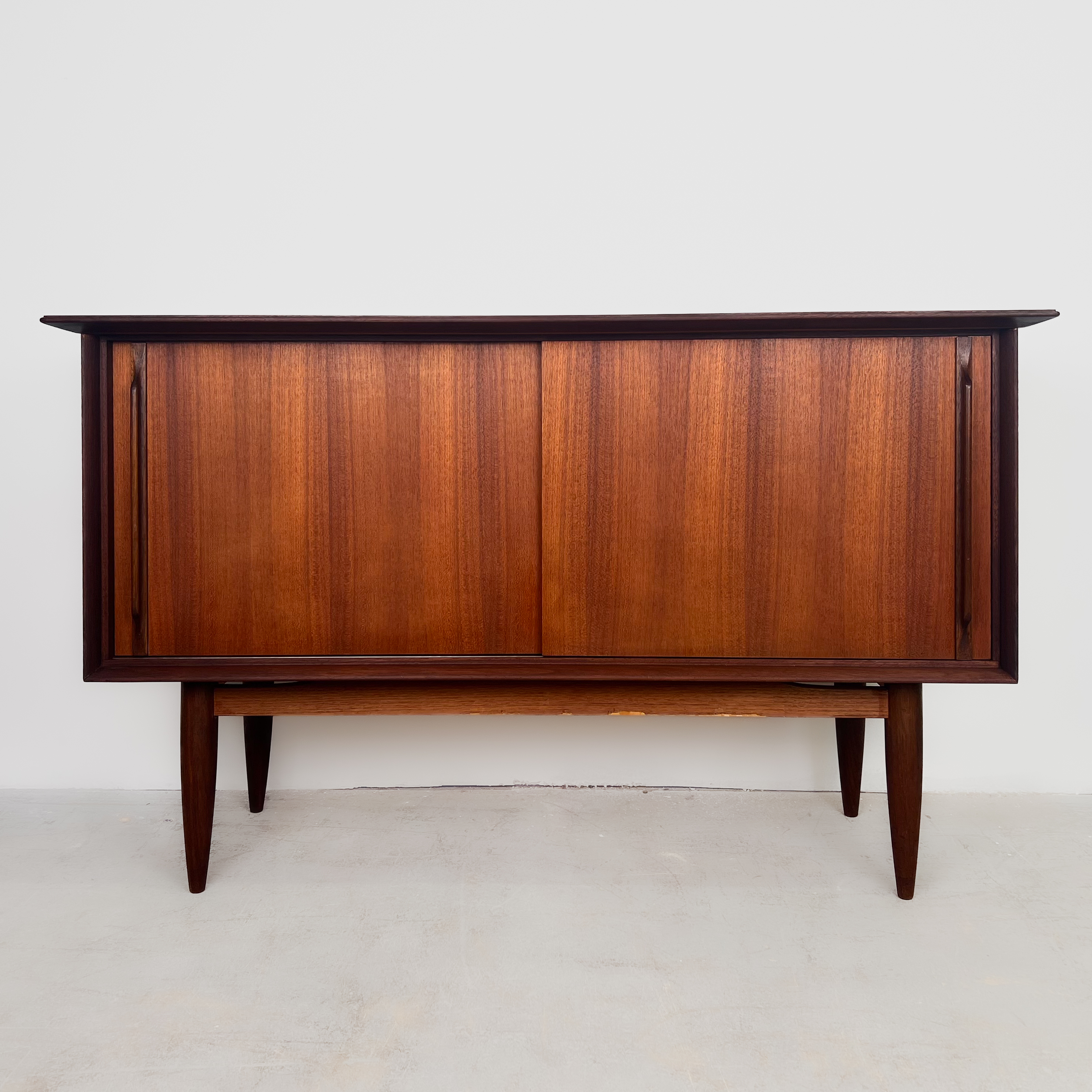 Kleines dänisches Sideboard aus Teak Kleines dänisches Sideboard aus Teak
