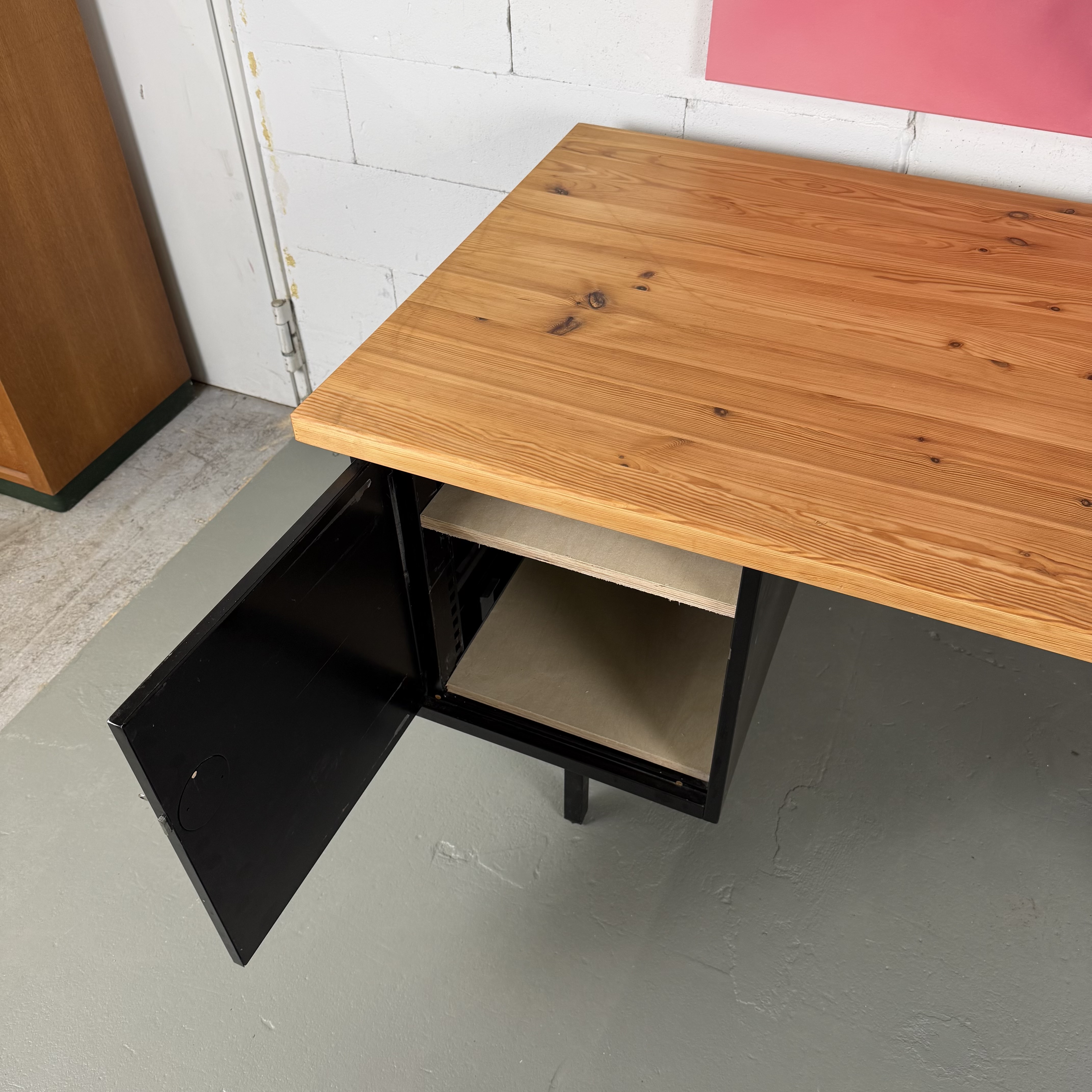 Schwarzer Bauhaus Schreibtisch aus Metall