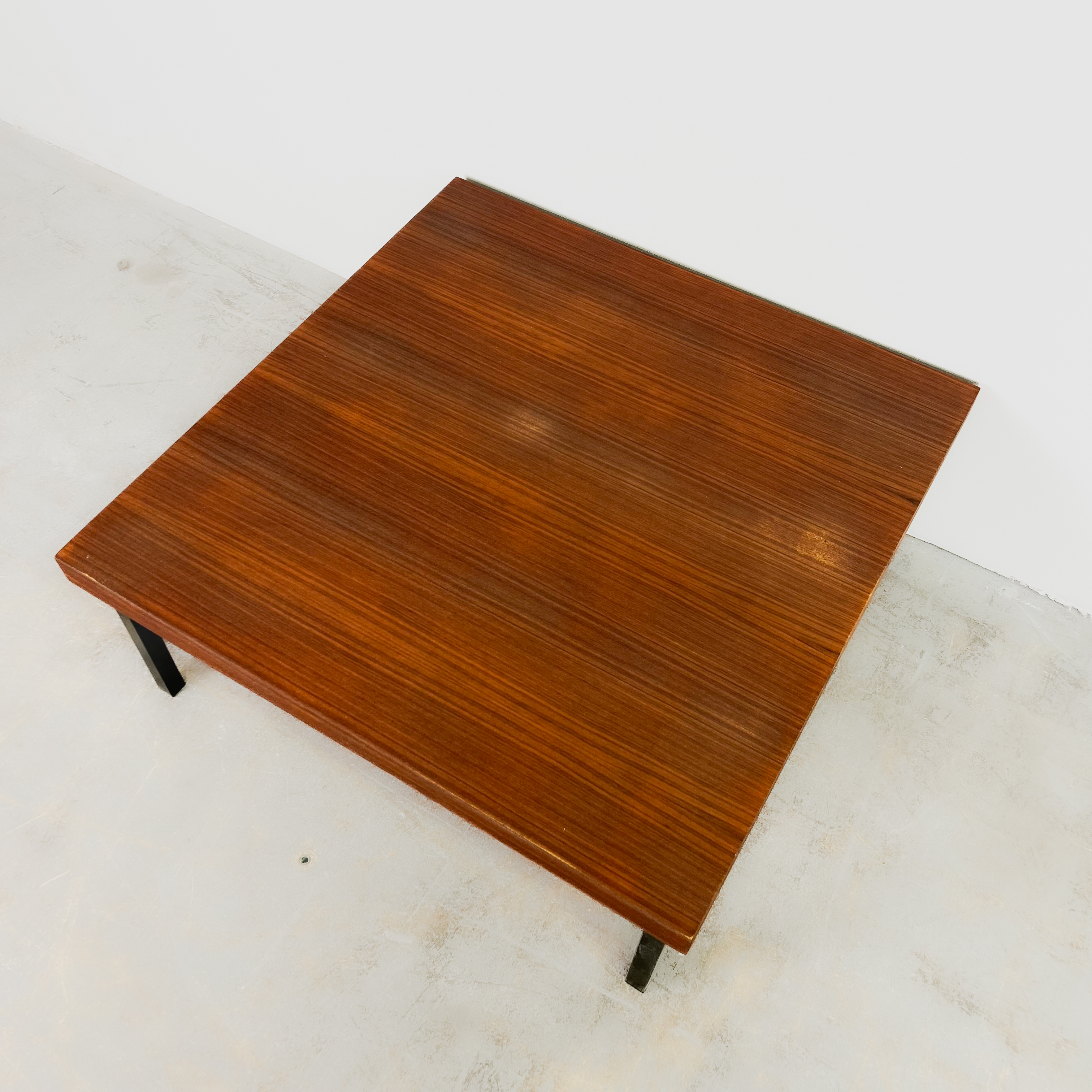 Minimalistischer Couchtisch aus den 60er Jahren