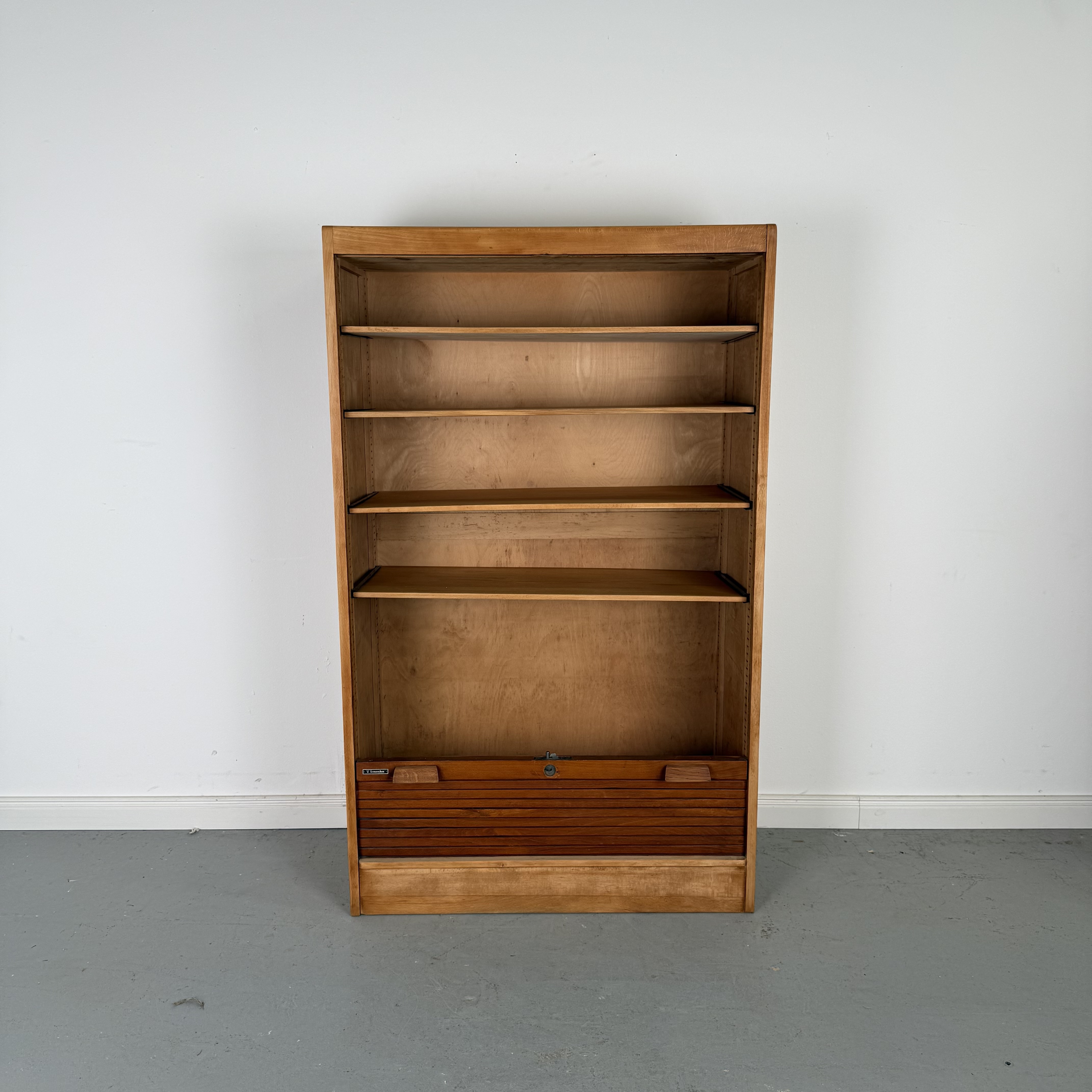 Kompakter Rollladenschrank im Art-Déco Stil