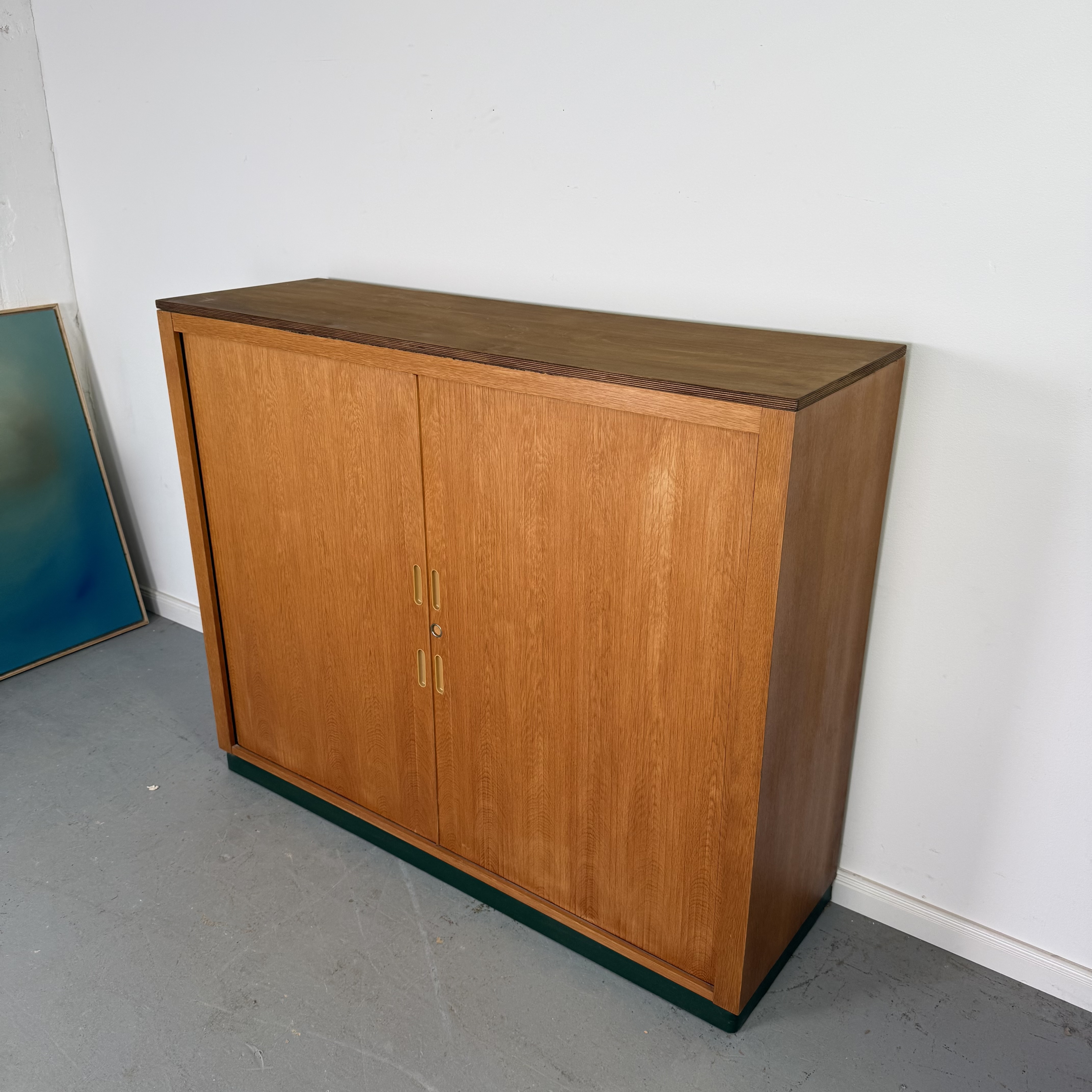 Mid-Century Rollladenschrank mit seitlich laufenden Türen