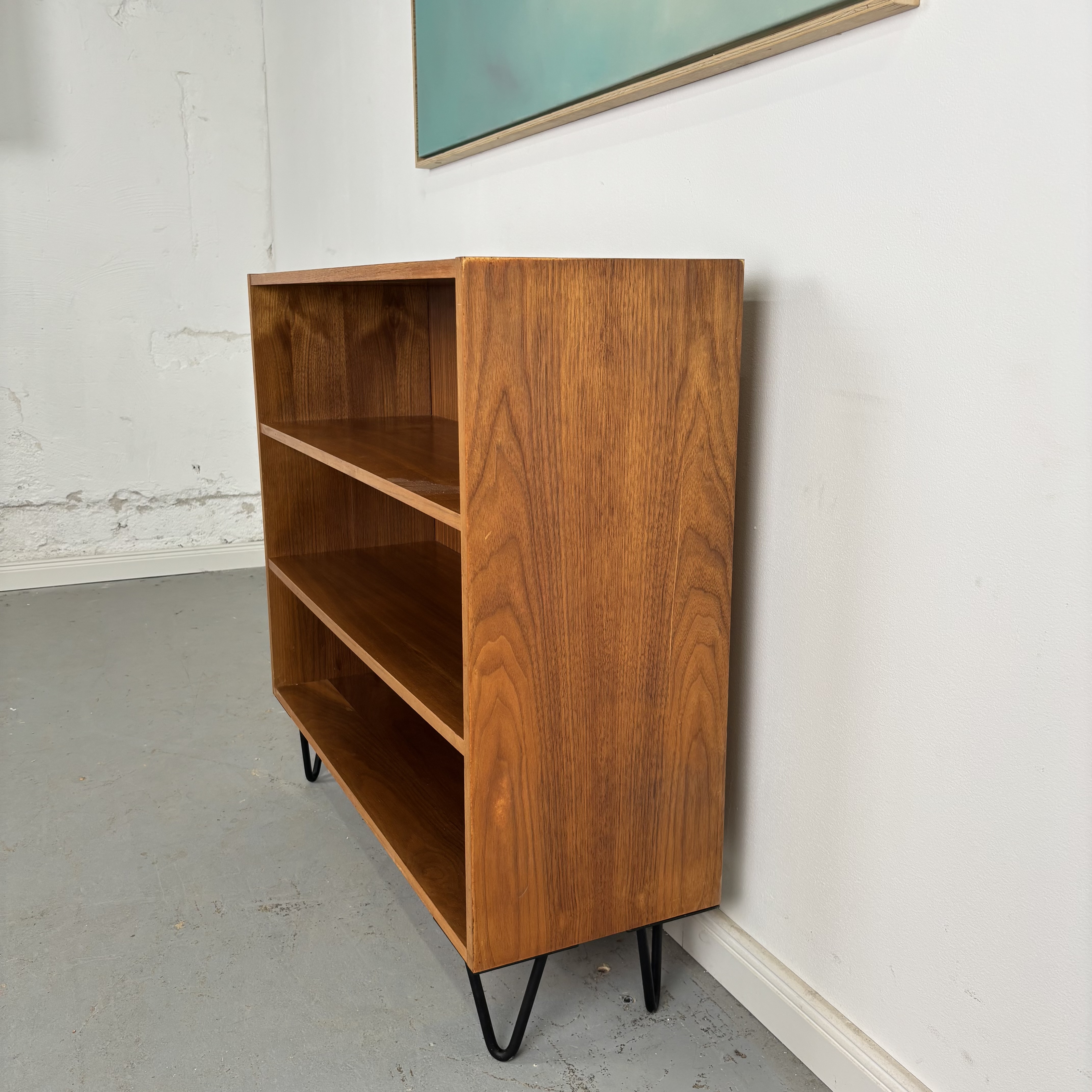 Mid-Century Regal mit filigranen Hairpin Legs
