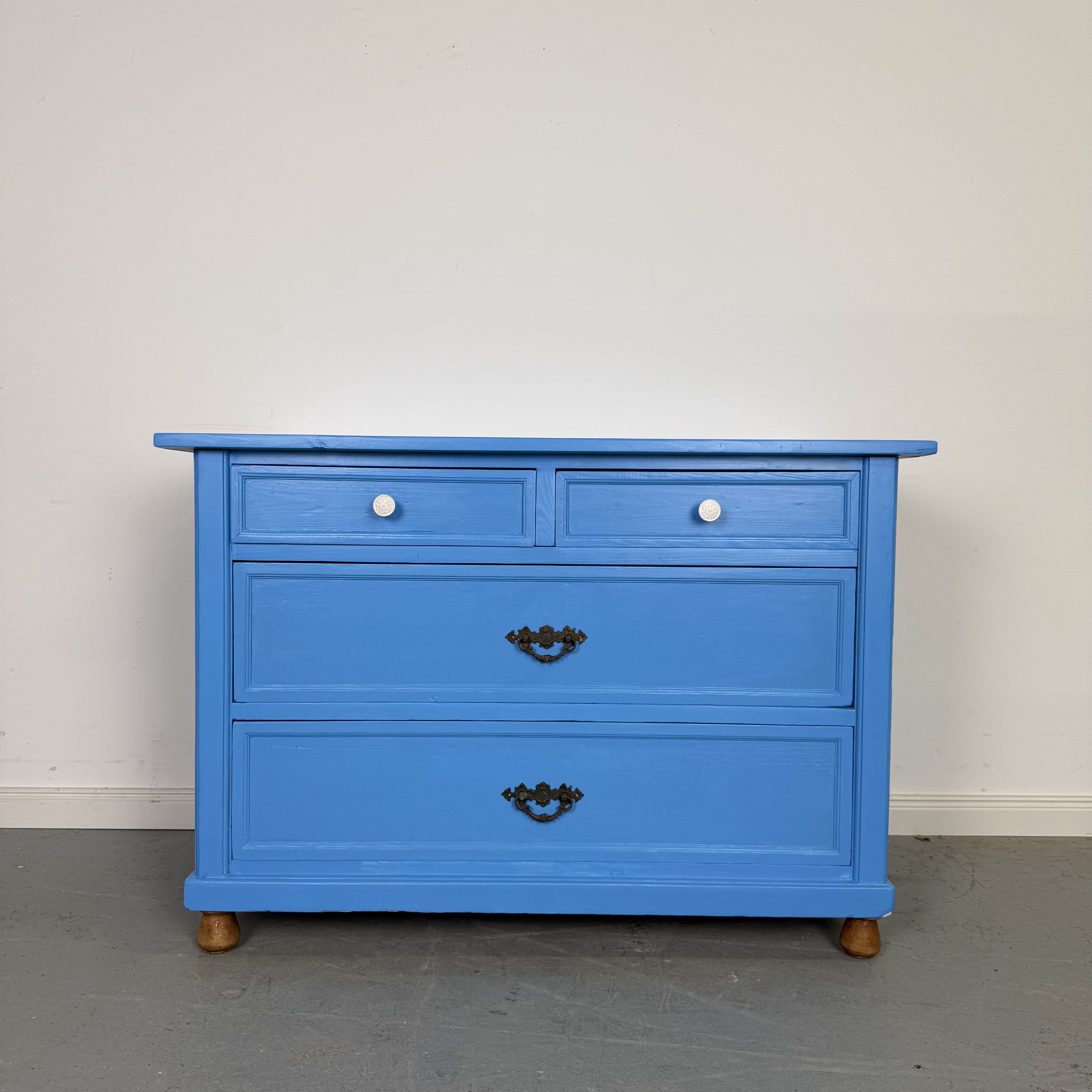 Knallblaue Kommode