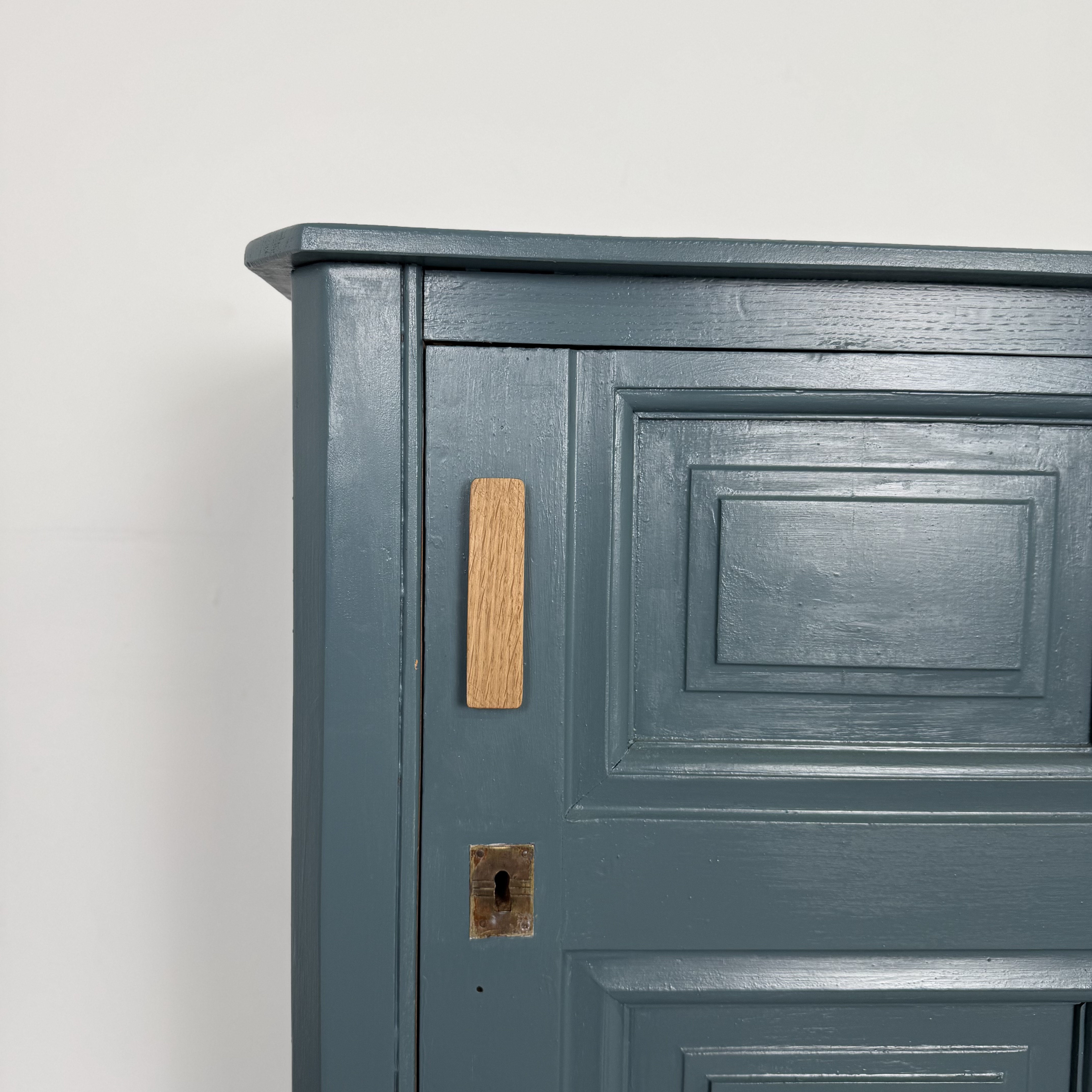 Vollholzschrank in Türkis mit Eichengriff