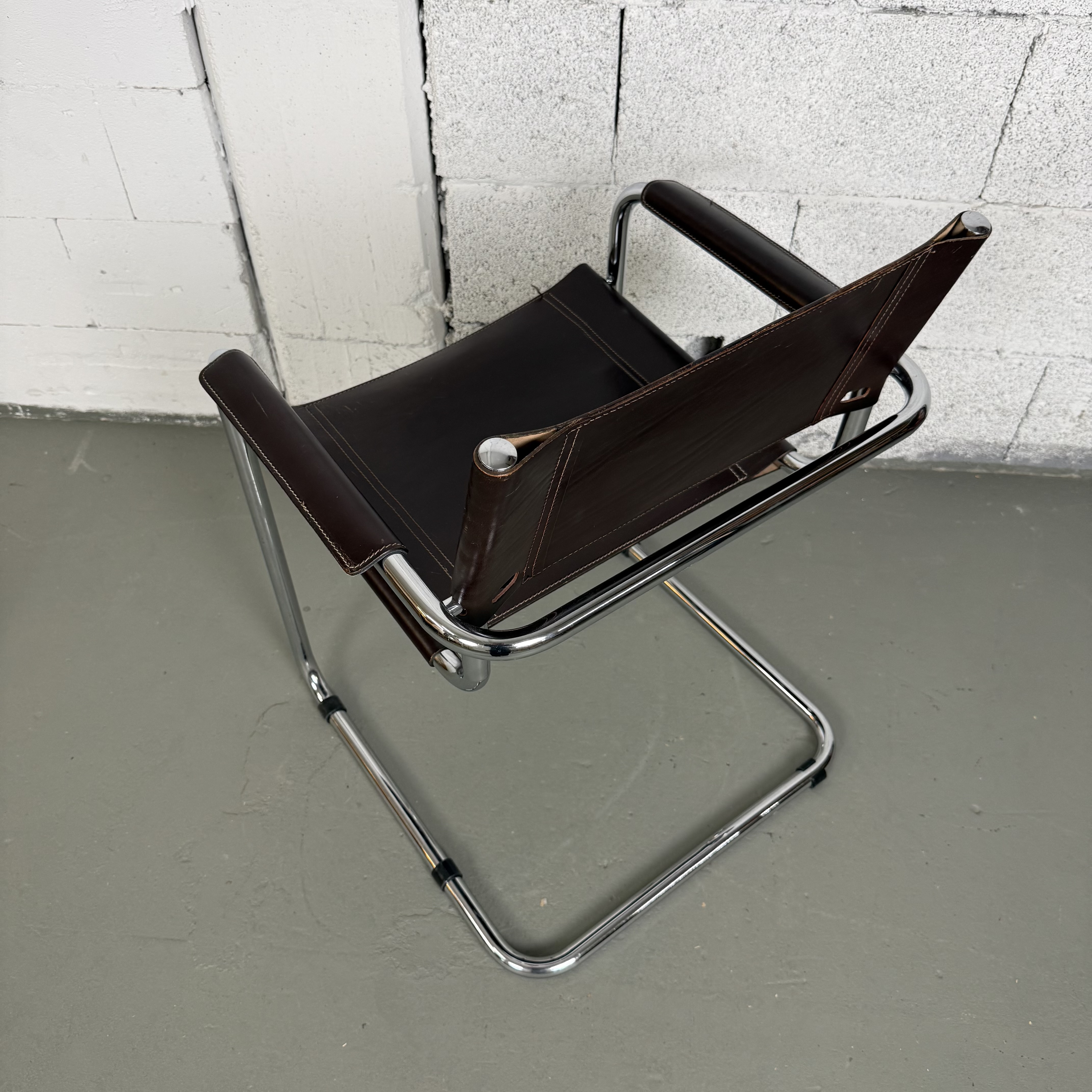 Freischwinger Stuhl aus Leder Bauhaus Stil