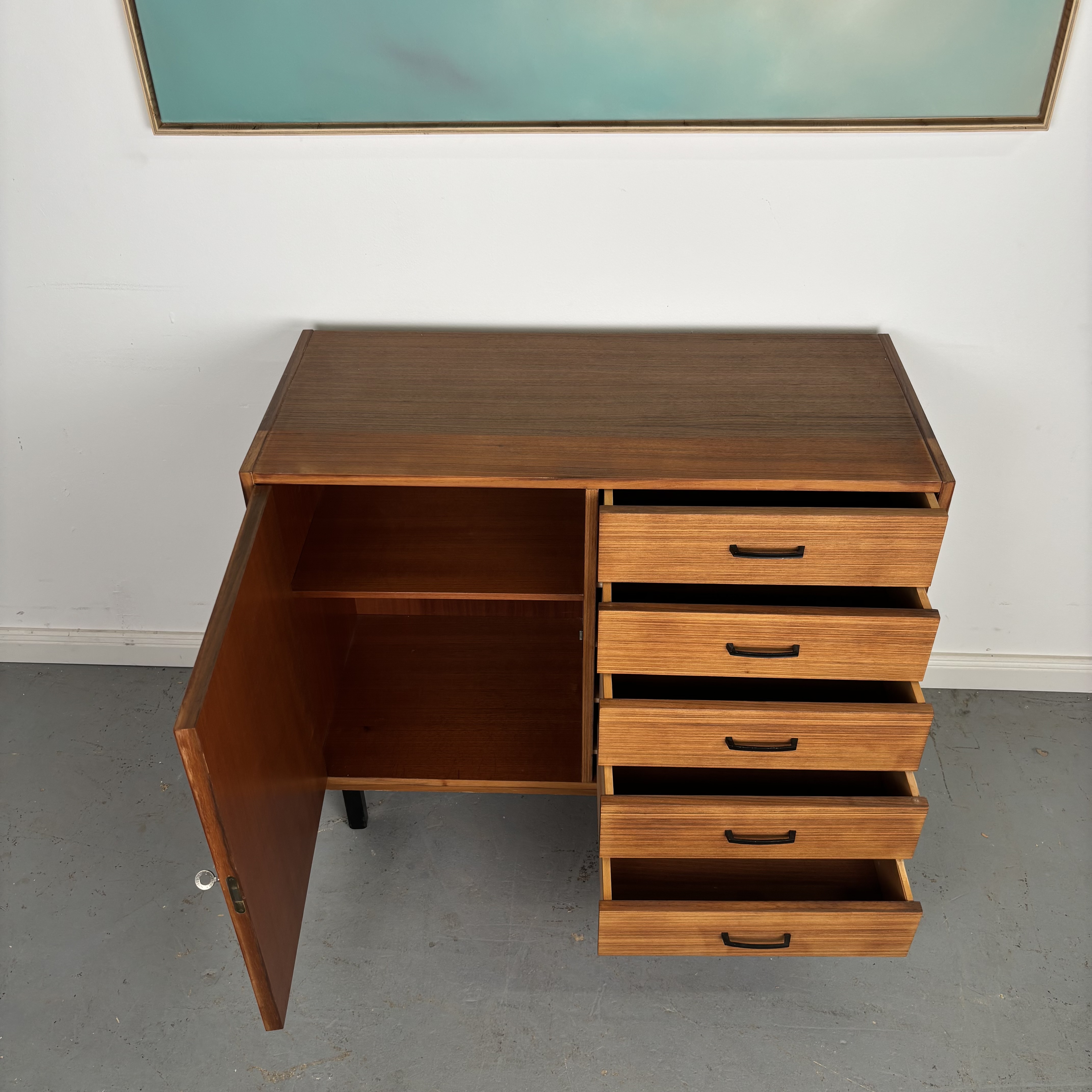 Elegante 60er Jahre Kommode mit Schubladen und Tür