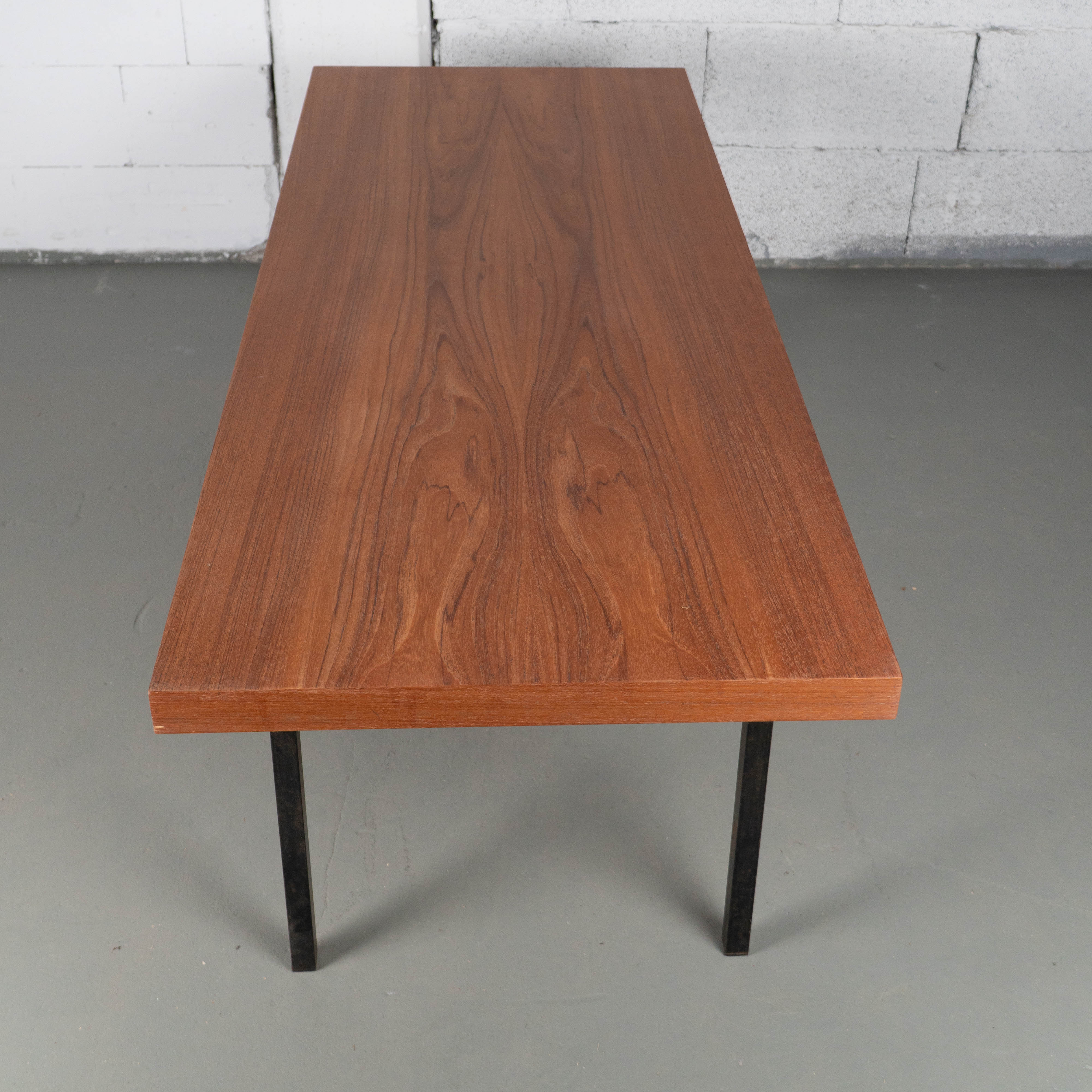 Mid-Century Couchtisch im warmen Holzton mit schwarzen Metallbeinen