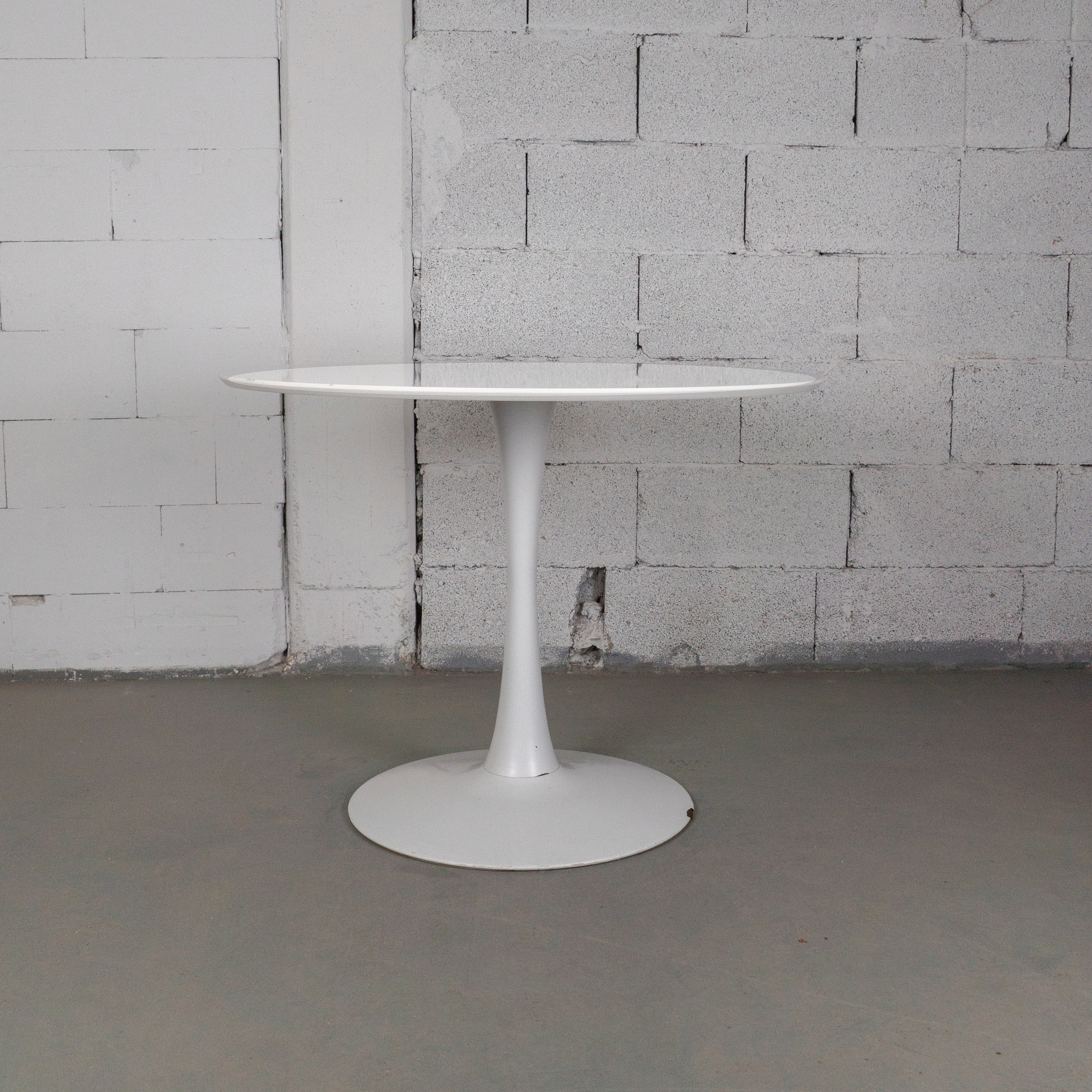 Weißer Tulip Tisch im Mid-Century Stil