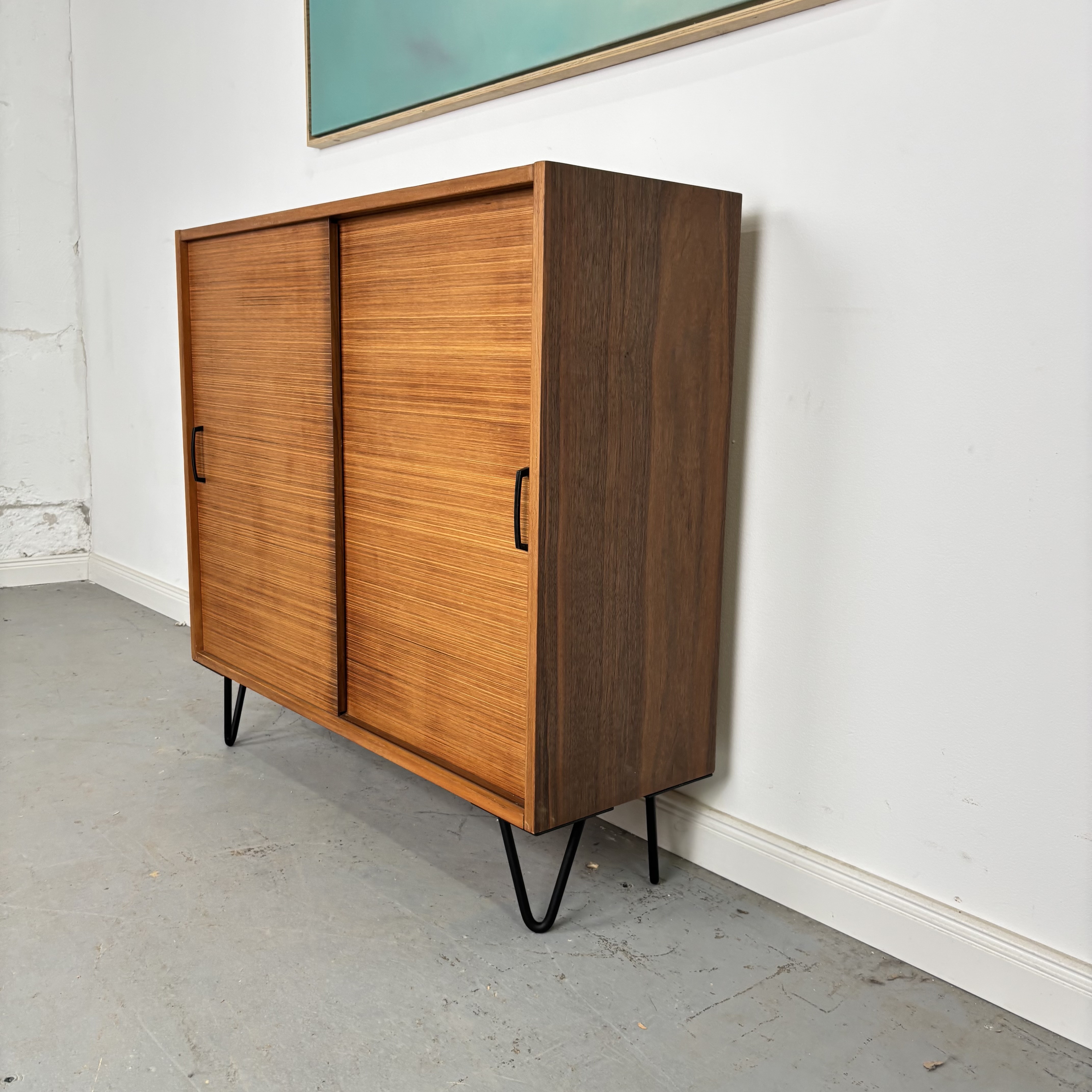 Mid-Century Kommode mit Schiebetüren und Hairpin-Beinen