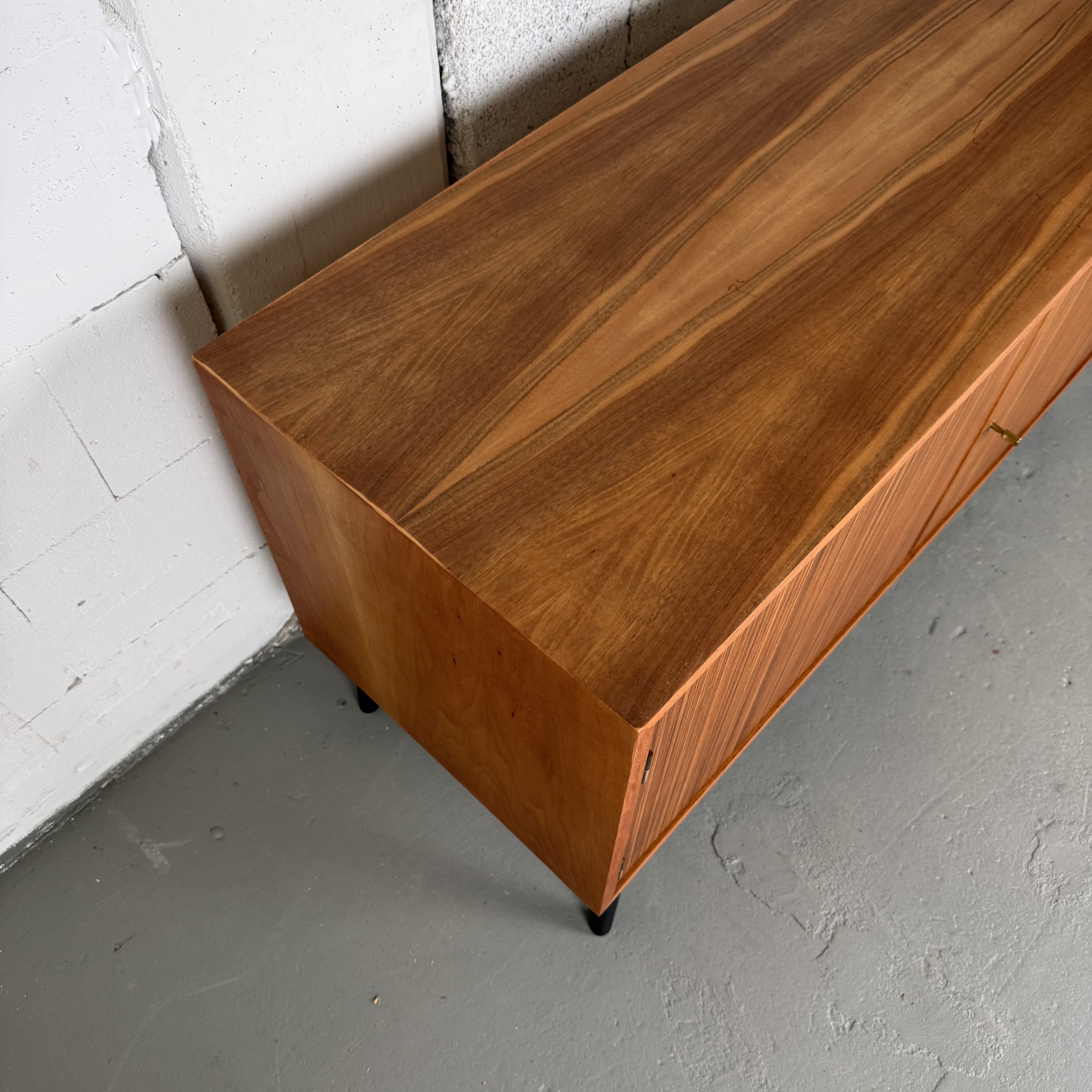 Mid Century Kommode mit filigranen Beinen