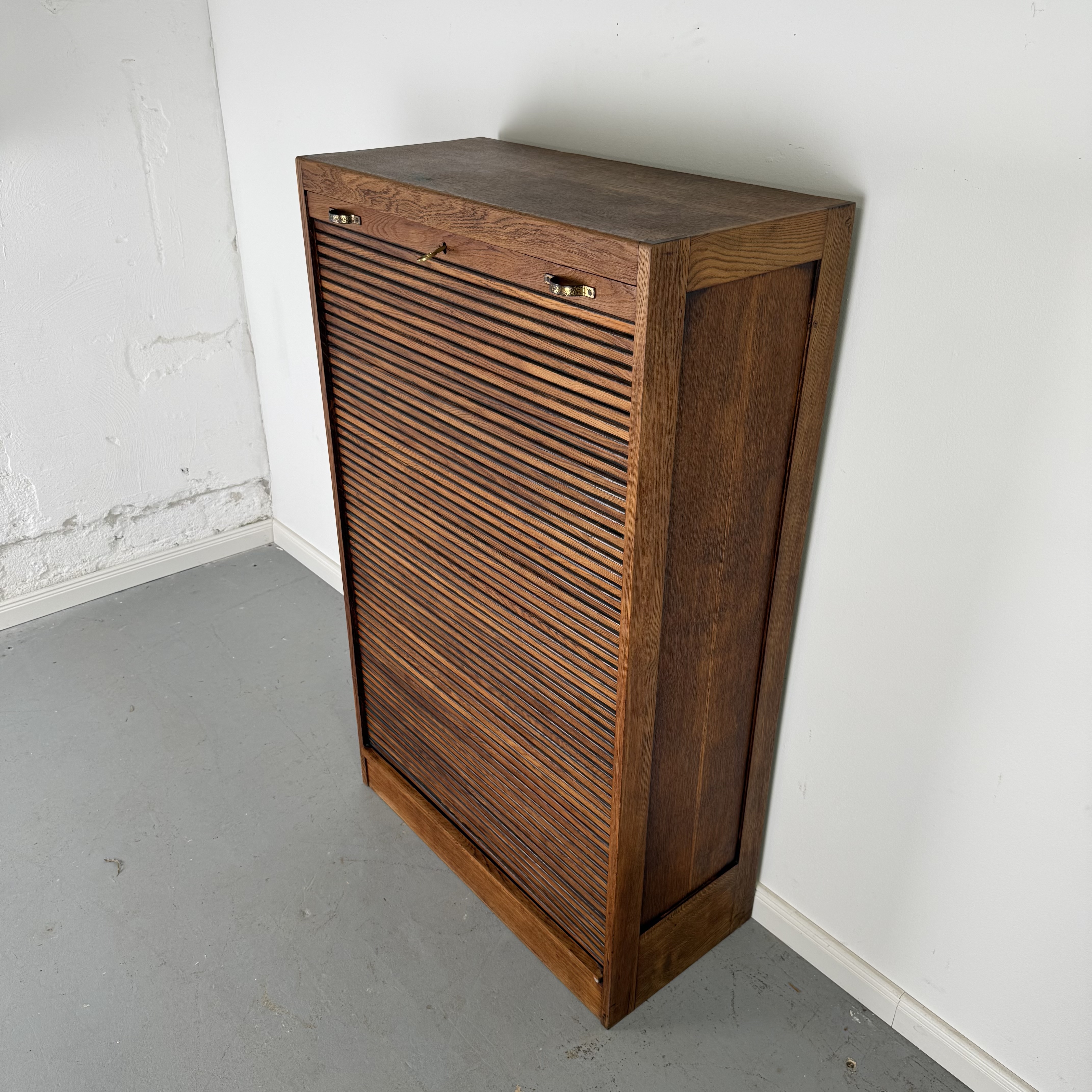 Eleganter Rollladenschrank im Art-Déco-Stil