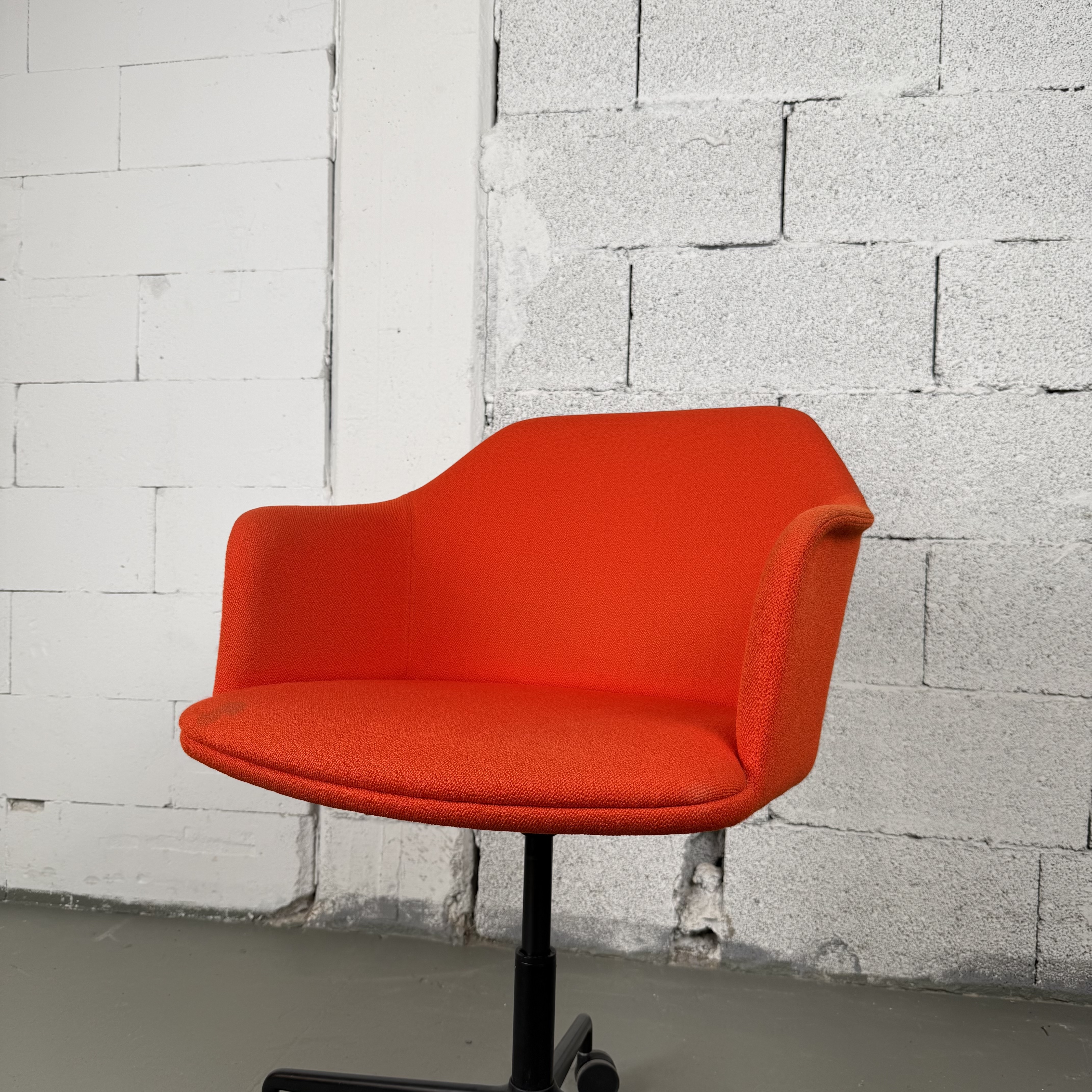 Rely HW56 Bürostuhl von &Tradition mit Bezug in Orange-Rot