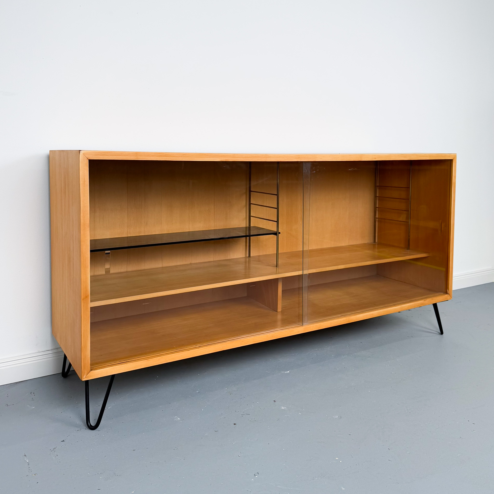Elegantes 60er Jahre Glassideboard mit Hairpin-Beinen