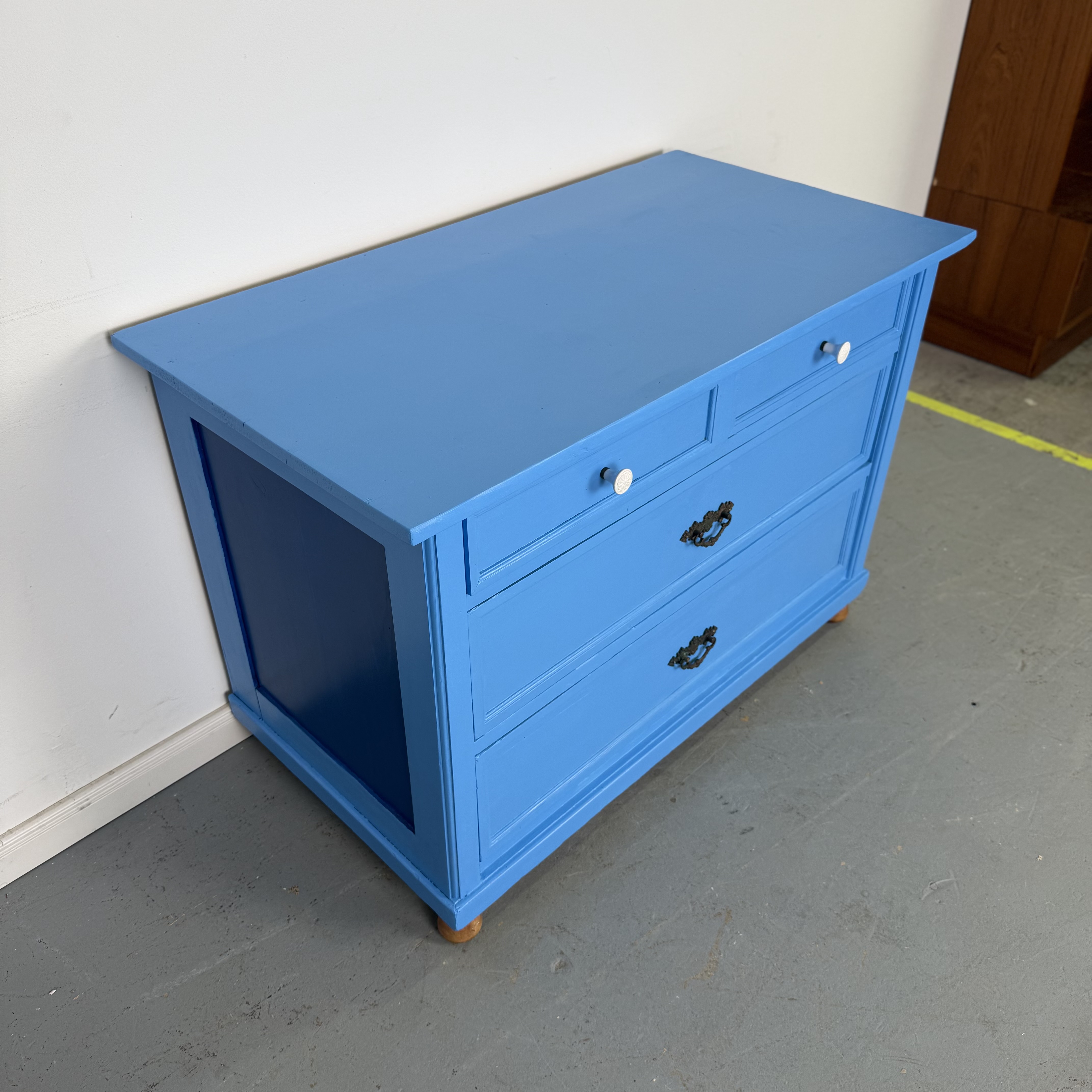 Knallblaue Kommode