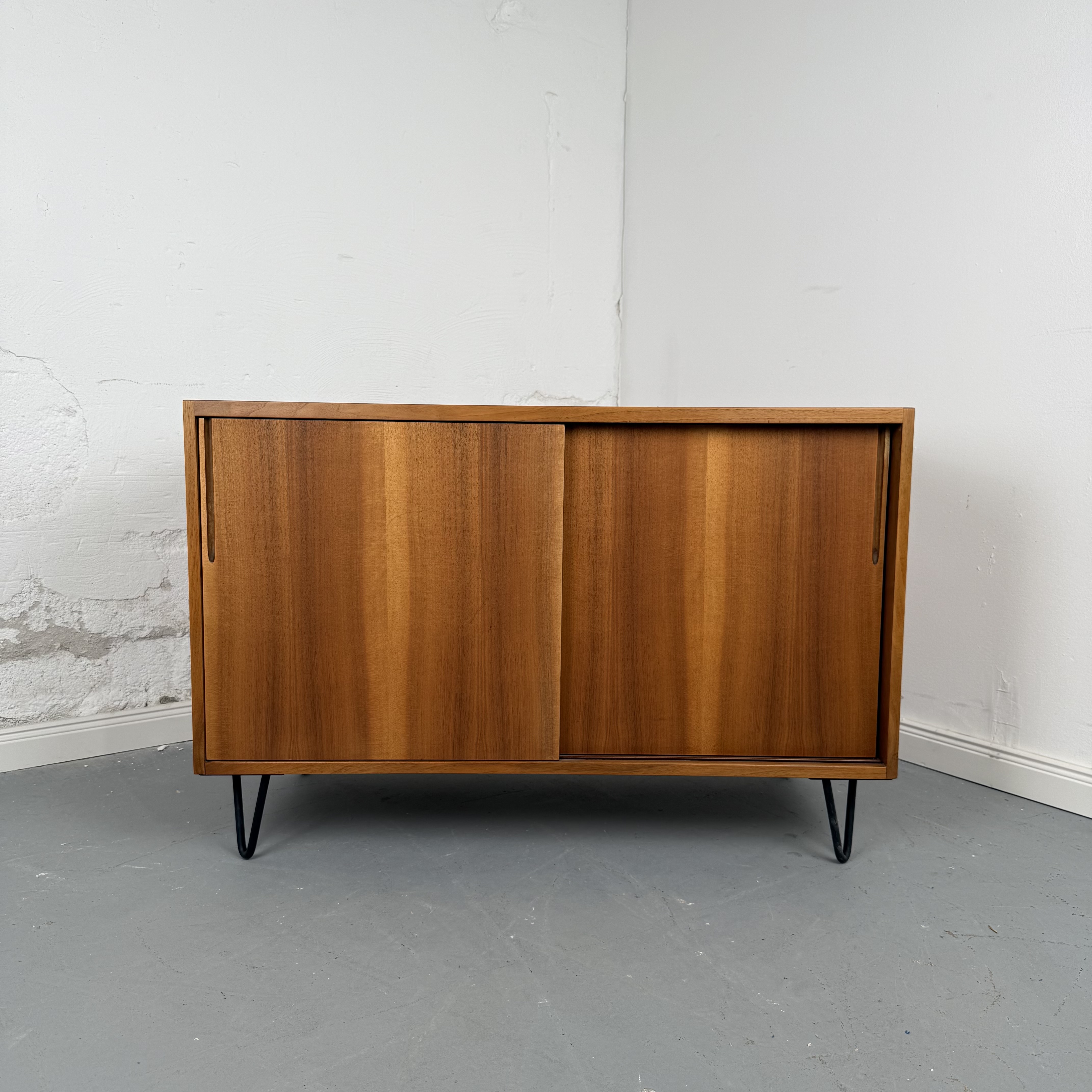 Wunderschönes 60er Jahre Sideboard mit Schiebetüren