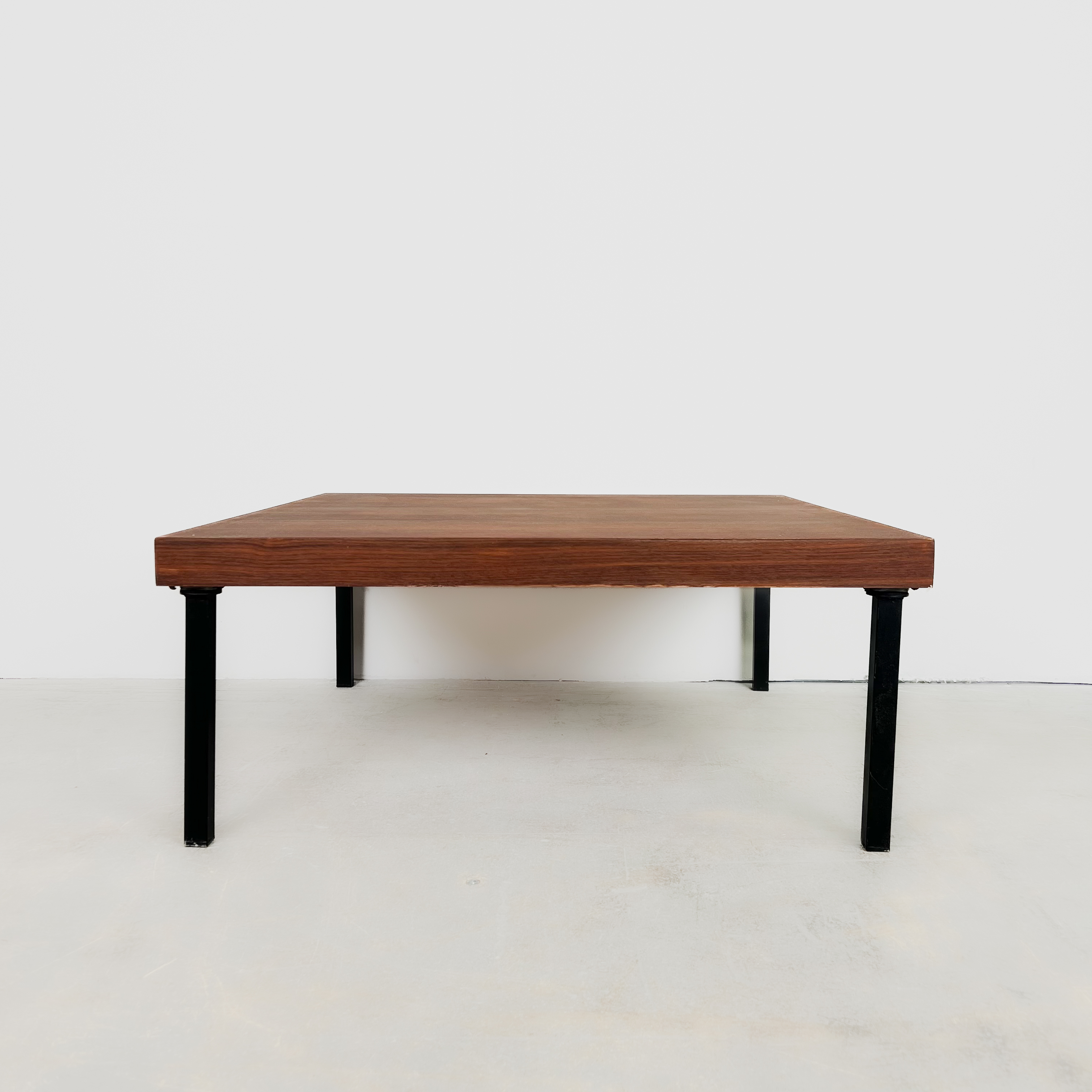 Minimalistischer Couchtisch aus den 60er Jahren