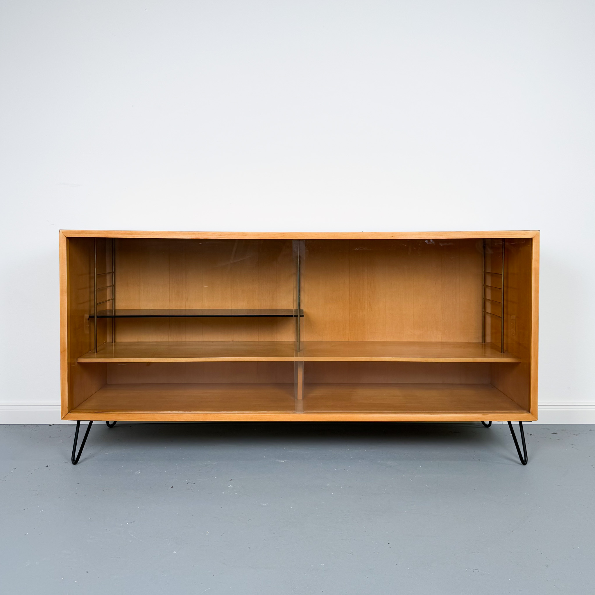 Elegantes 60er Jahre Glassideboard mit Hairpin-Beinen