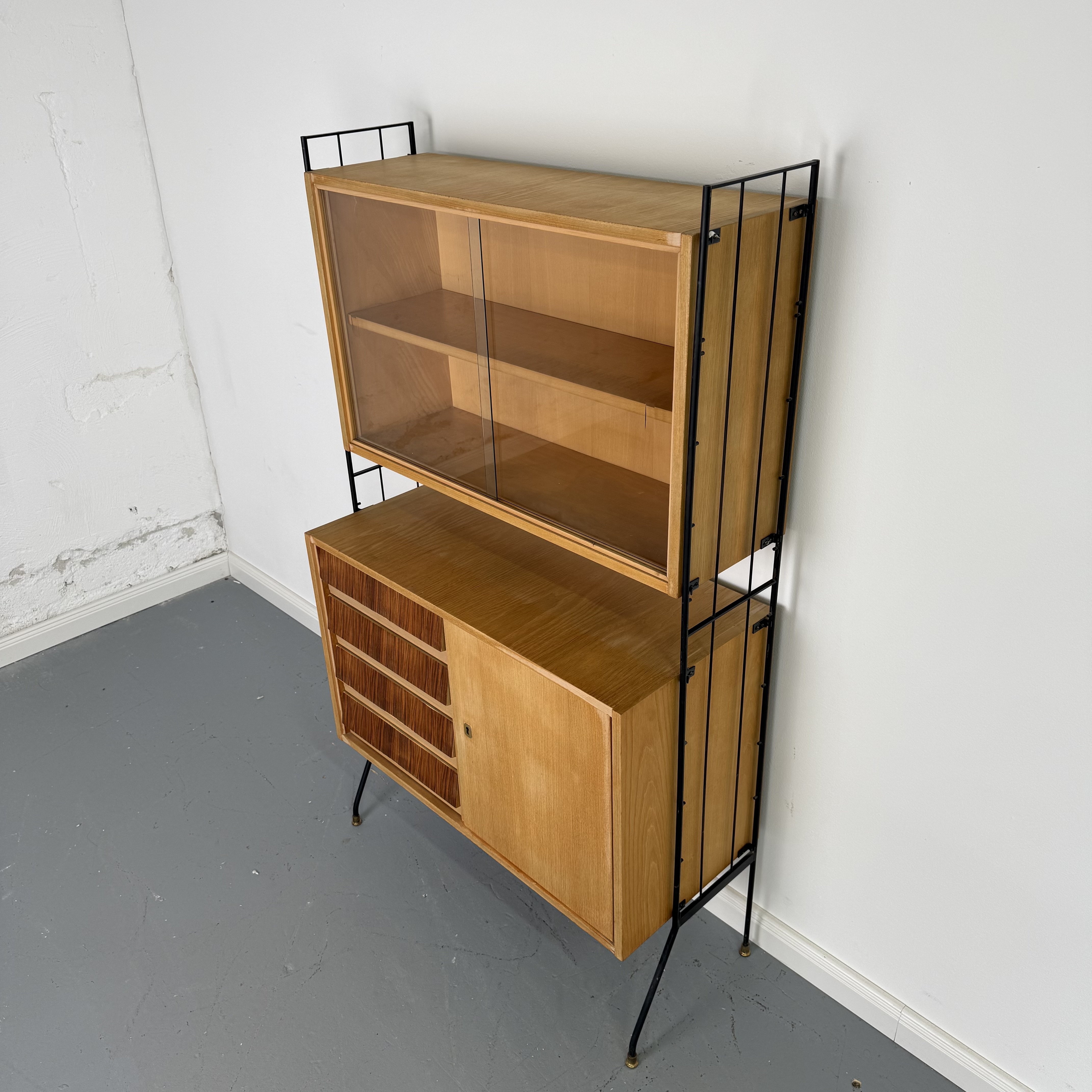 Elegantes Mid-Century Regal mit Vitrine und Kommode in String Optik