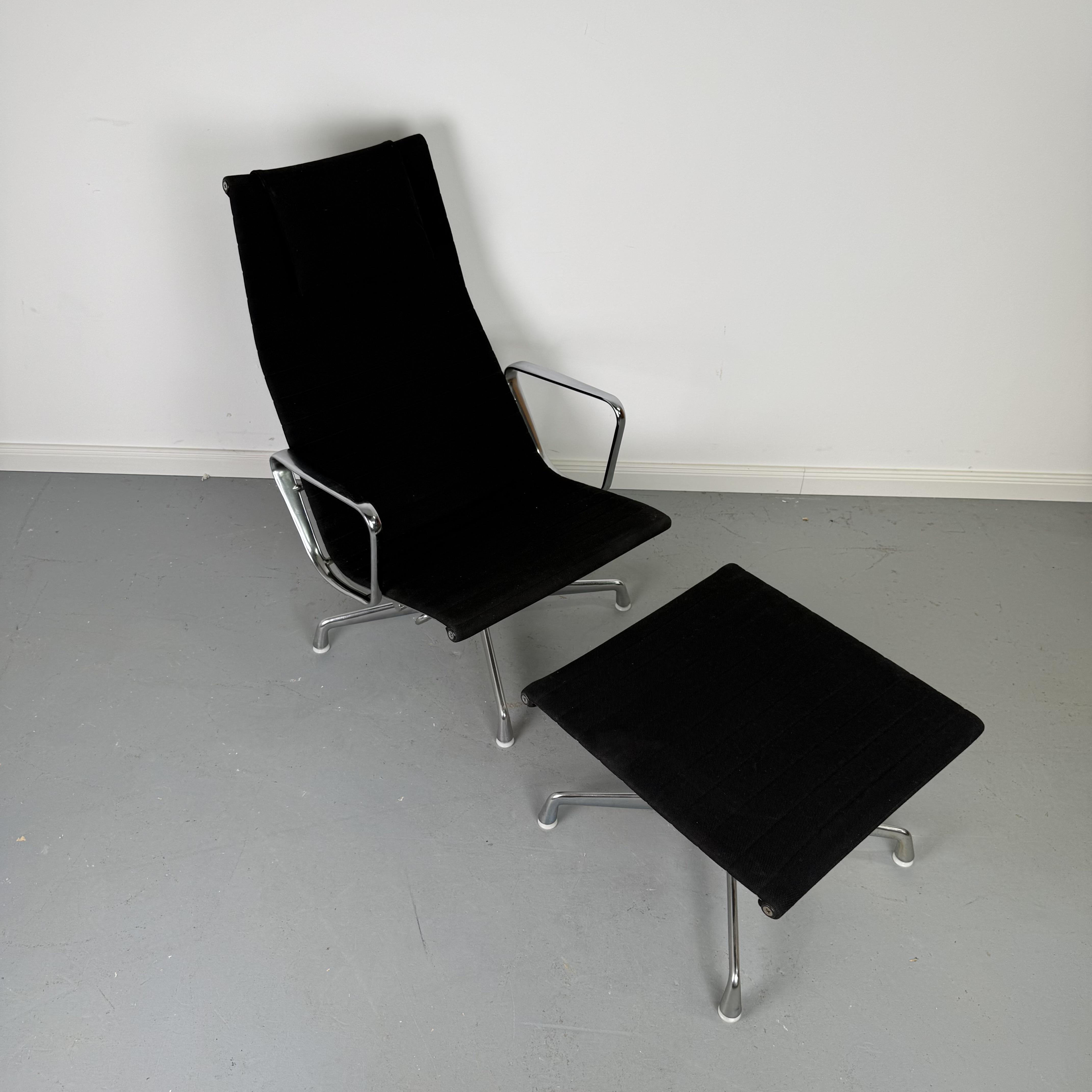 Herman Miller EA 124 Lounge Chair mit EA 125 Ottoman – Designklassiker von Charles & Ray Eames Herman Miller EA 124 Lounge Chair mit EA 125 Ottoman – Designklassiker von Charles & Ray Eames