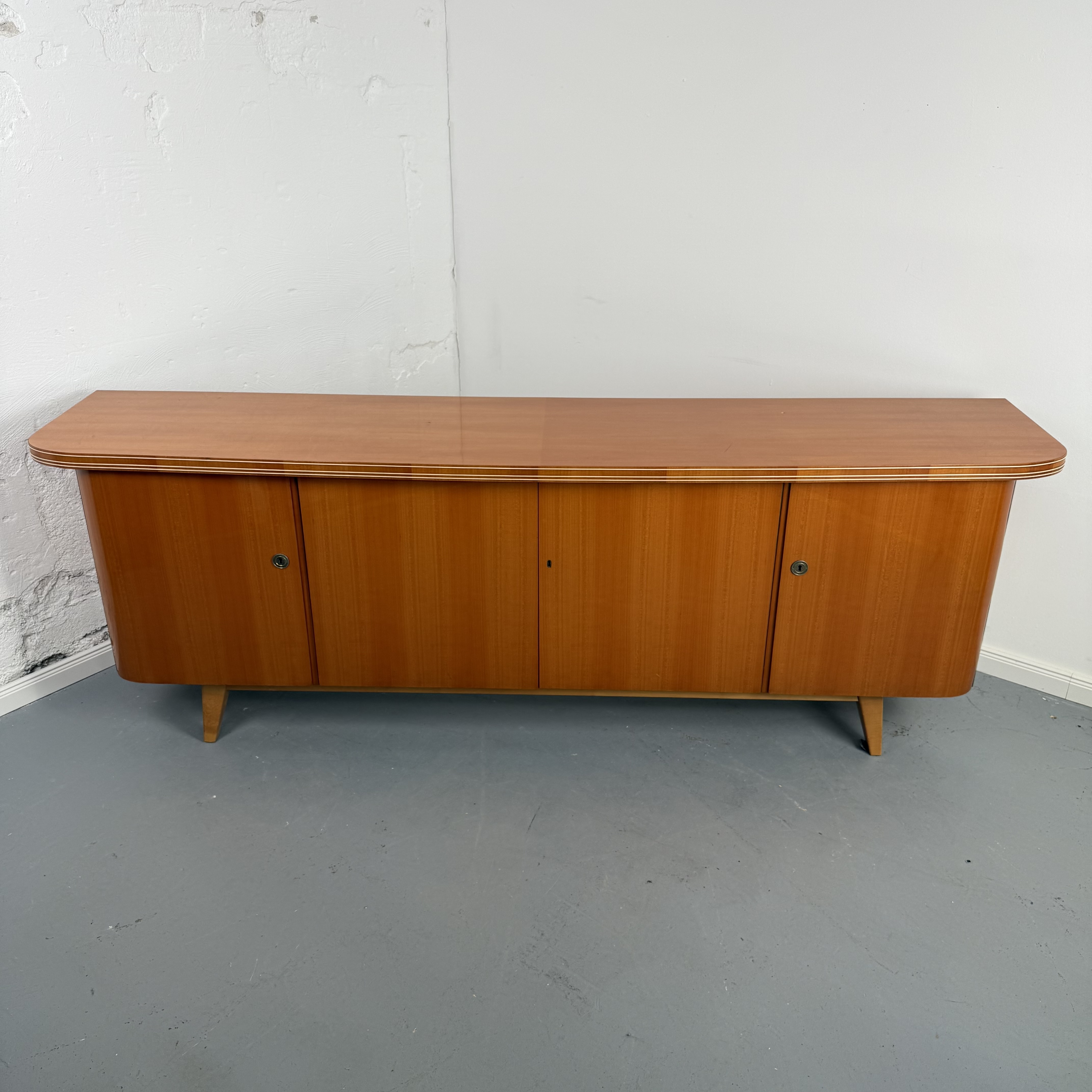 Charmantes 50er Jahre Sideboard mit feinen Details Charmantes 50er Jahre Sideboard mit feinen Details