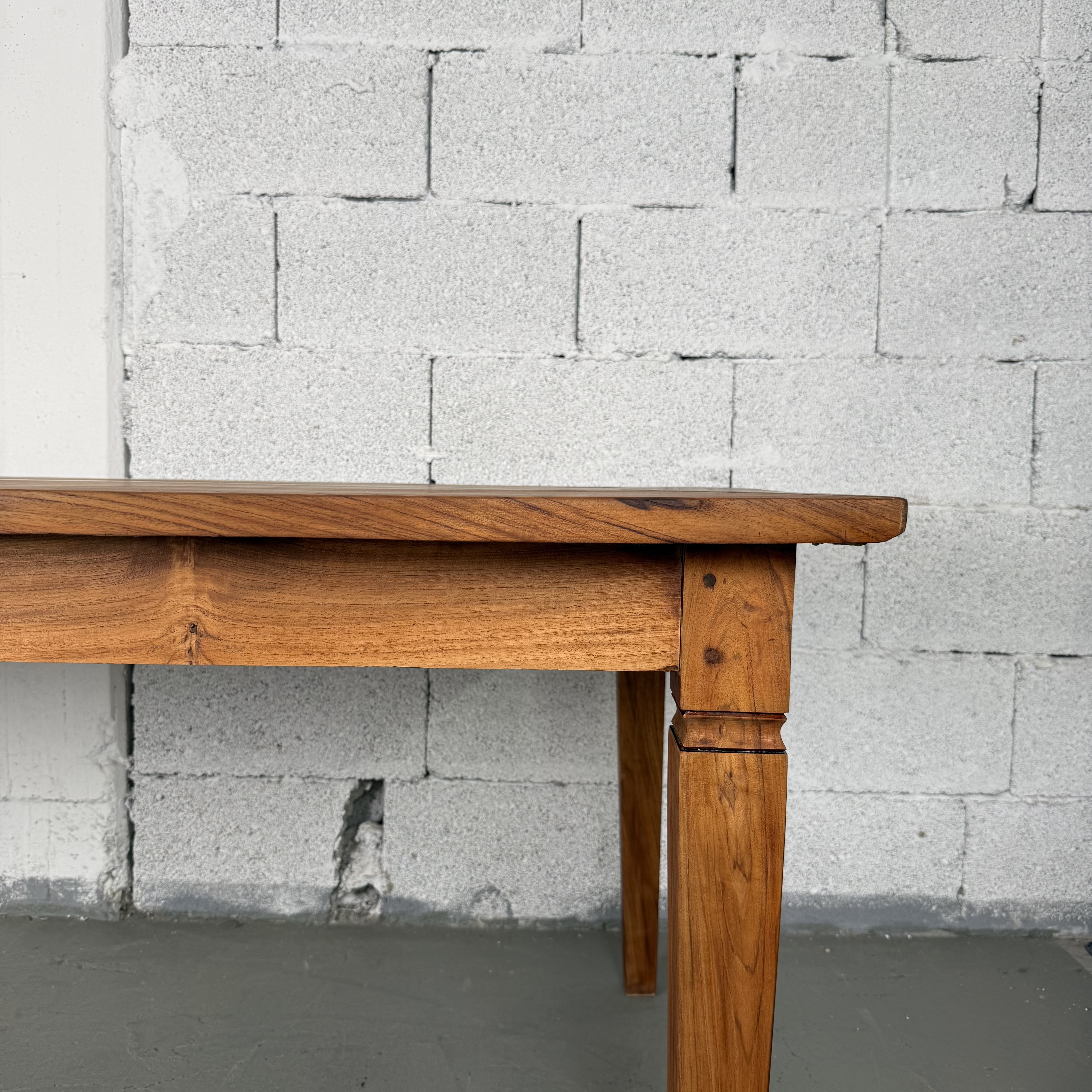 Massiver Holztisch – Hochwertiger Vintage Tisch aus Massivholz