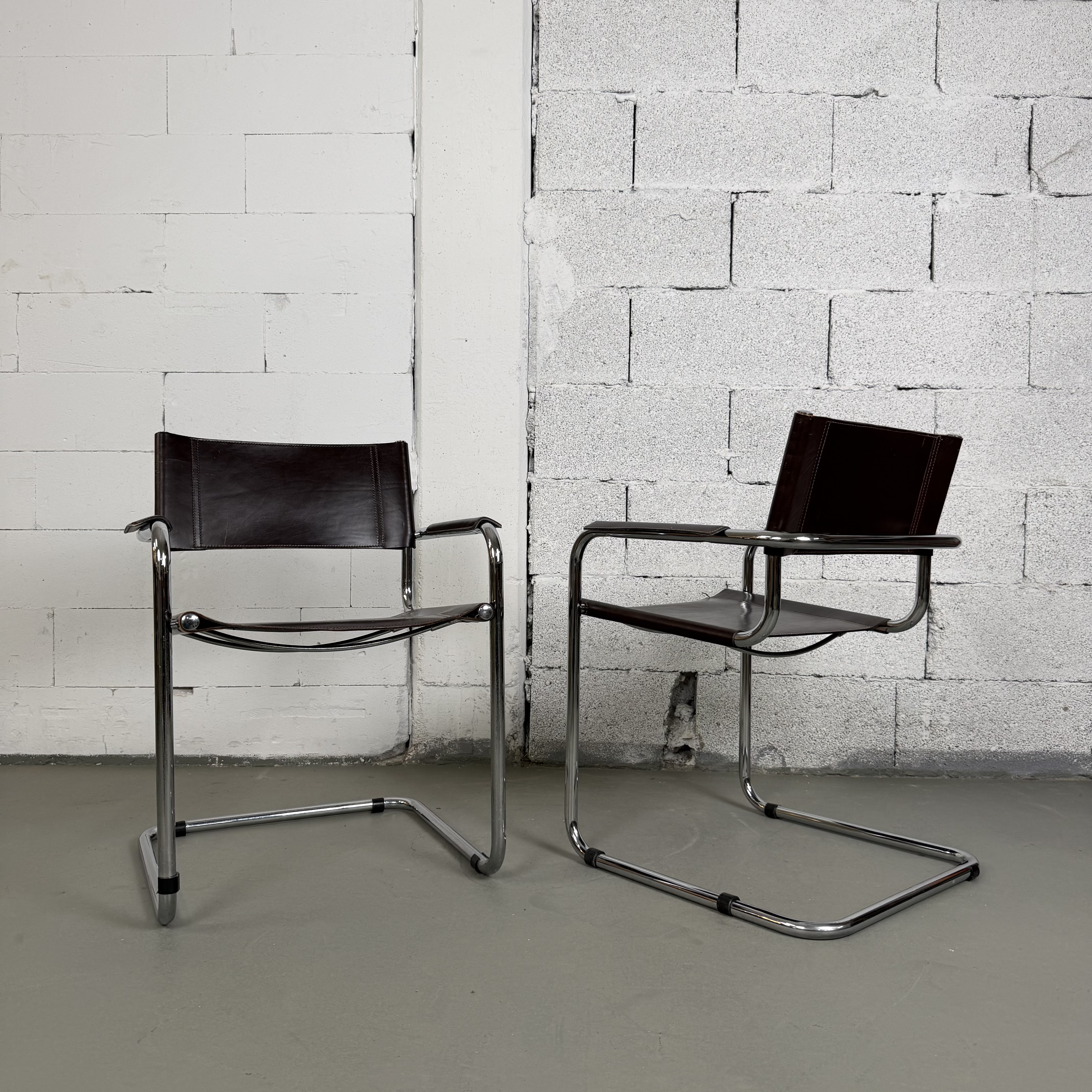 Freischwinger Stuhl aus Leder Bauhaus Stil