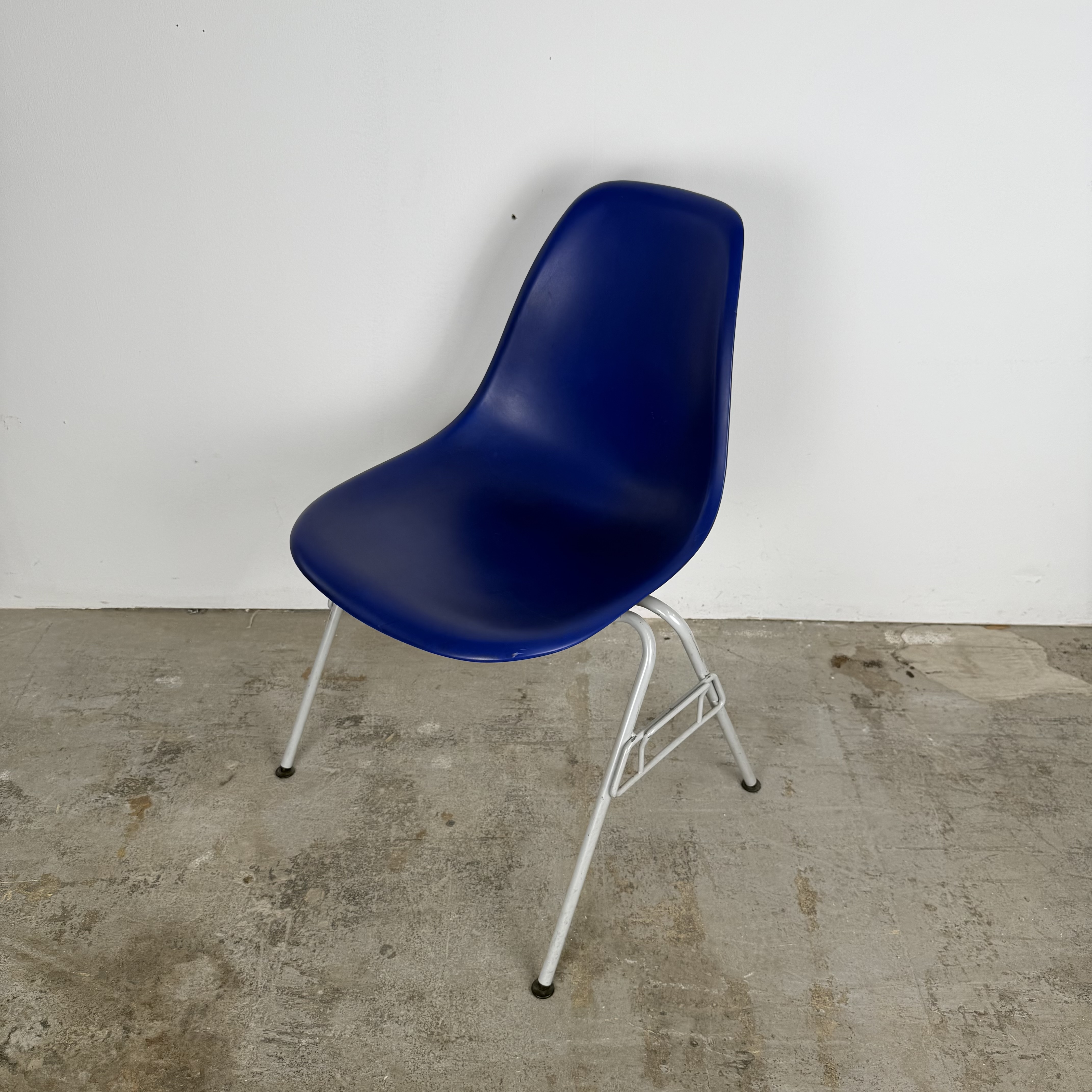 Vitra Außengastrostuhl in Tiefblau – Robust & Stilvoll Vitra Außengastrostuhl in Tiefblau – Robust & Stilvoll