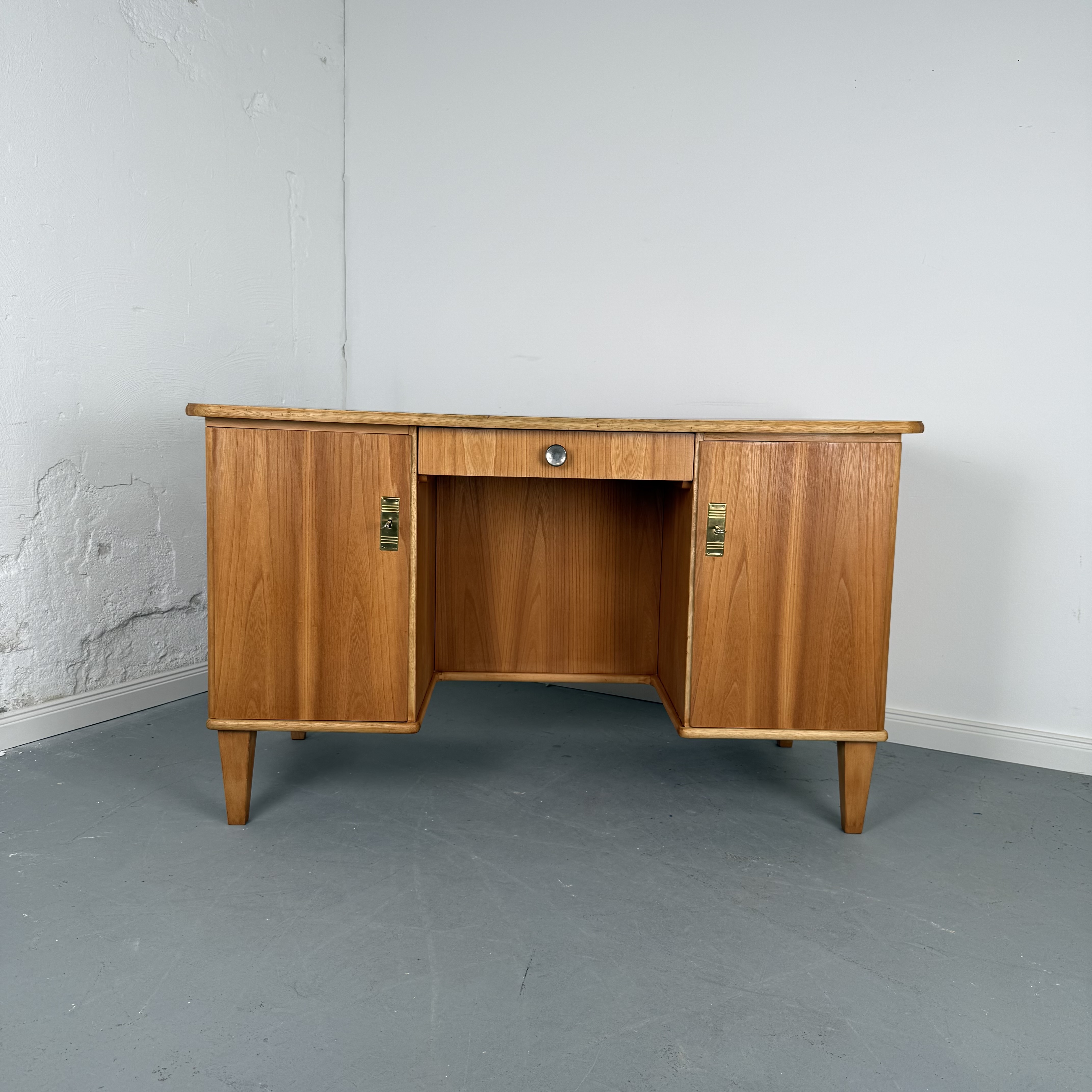 Schicker 60er Jahre Schreibtisch aus hellem Holz mit praktischem Stauraum Schicker 60er Jahre Schreibtisch aus hellem Holz mit praktischem Stauraum