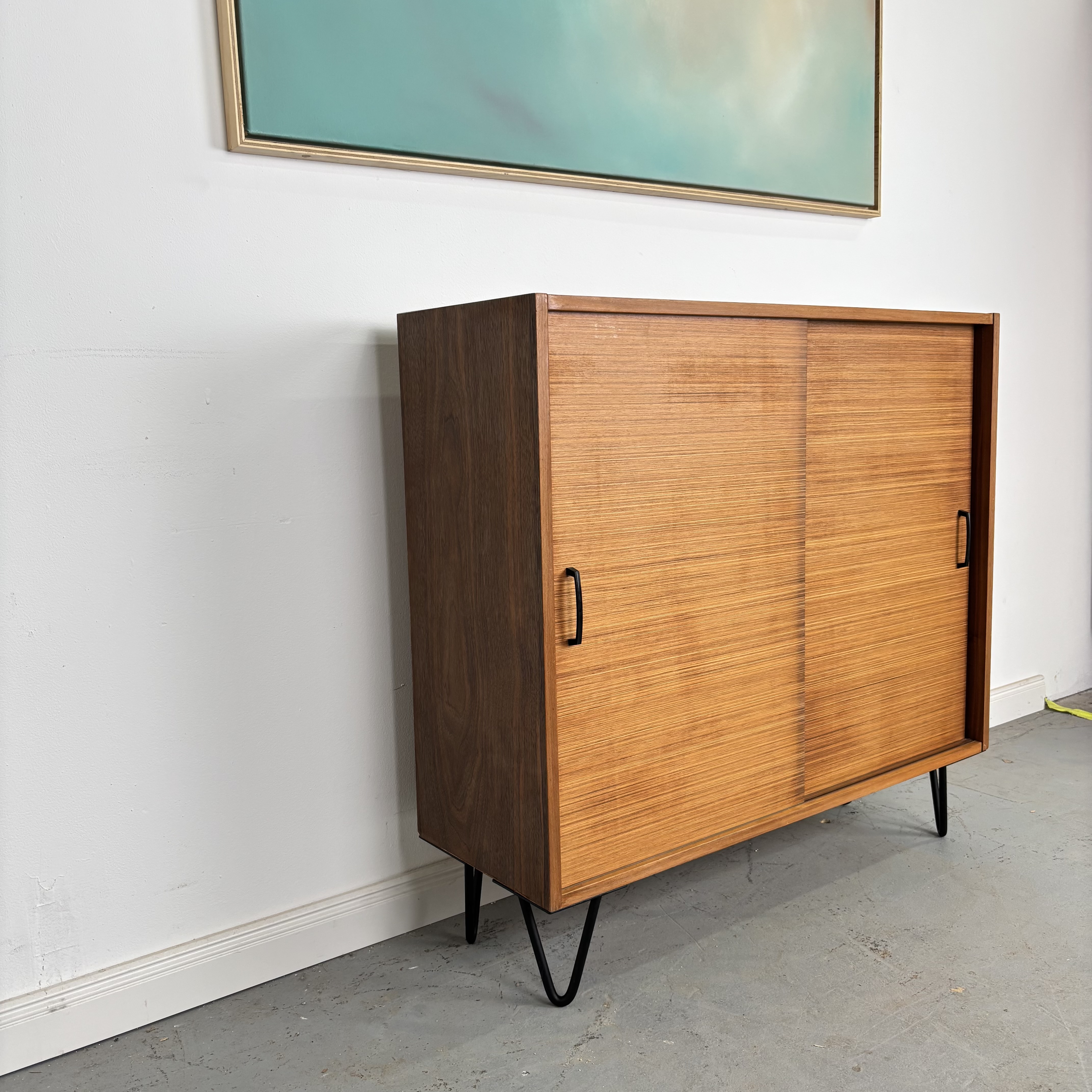 Mid-Century Kommode mit Schiebetüren und Hairpin-Beinen