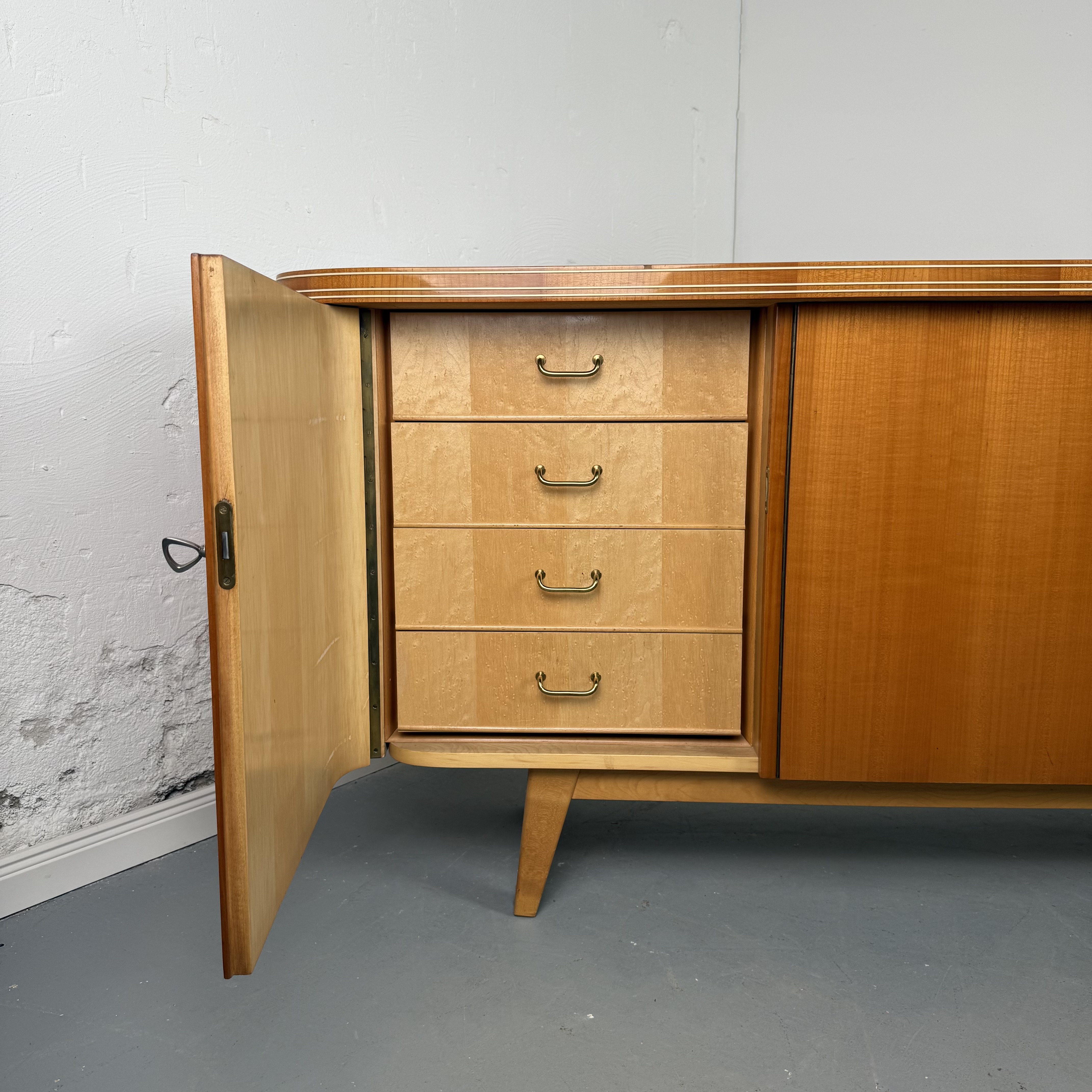 Charmantes 50er Jahre Sideboard mit feinen Details Charmantes 50er Jahre Sideboard mit feinen Details
