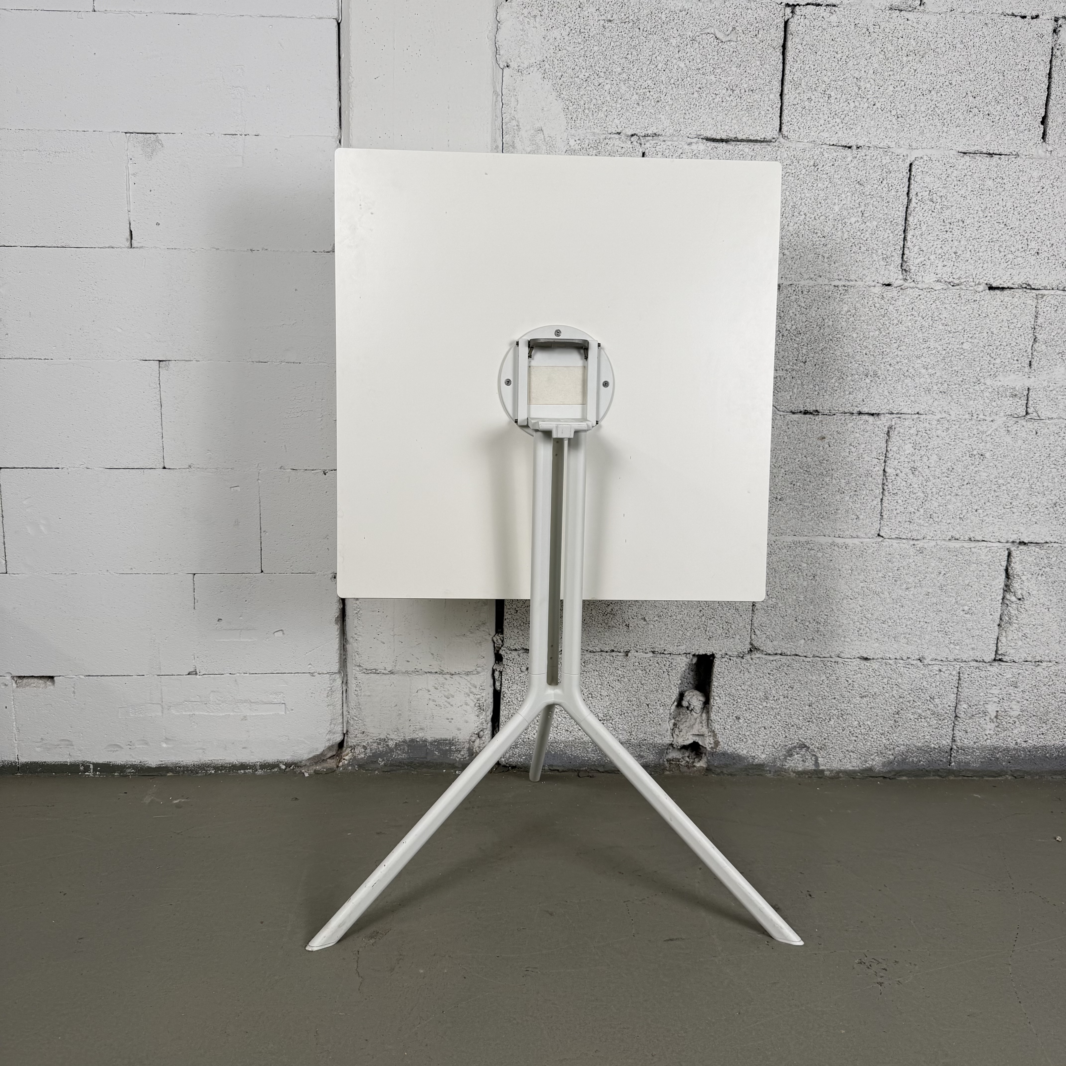 Kristalia Poule Klapptisch 69 × 69 cm in Weiß
