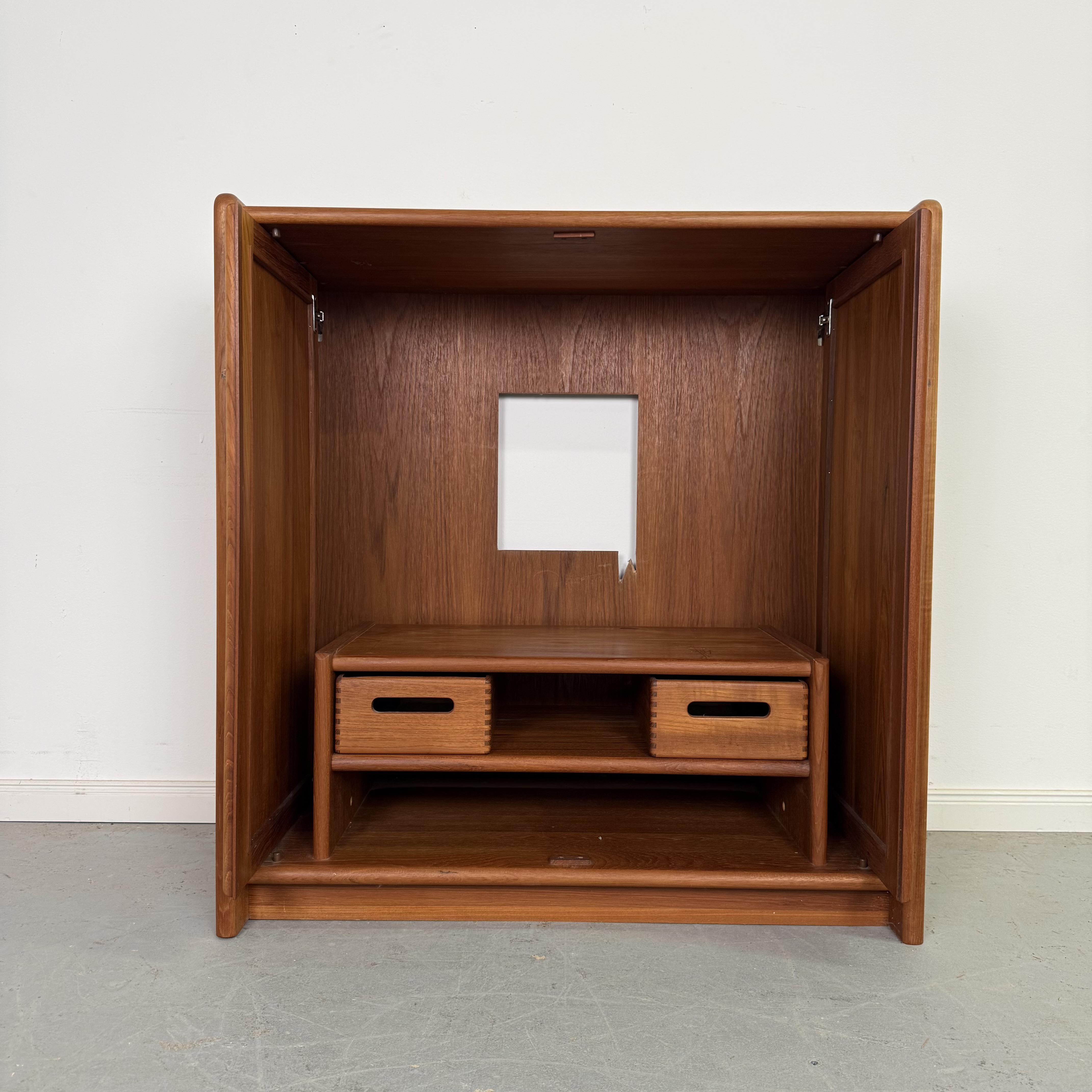 hochwertiger massiver Teak Fernsehschrank