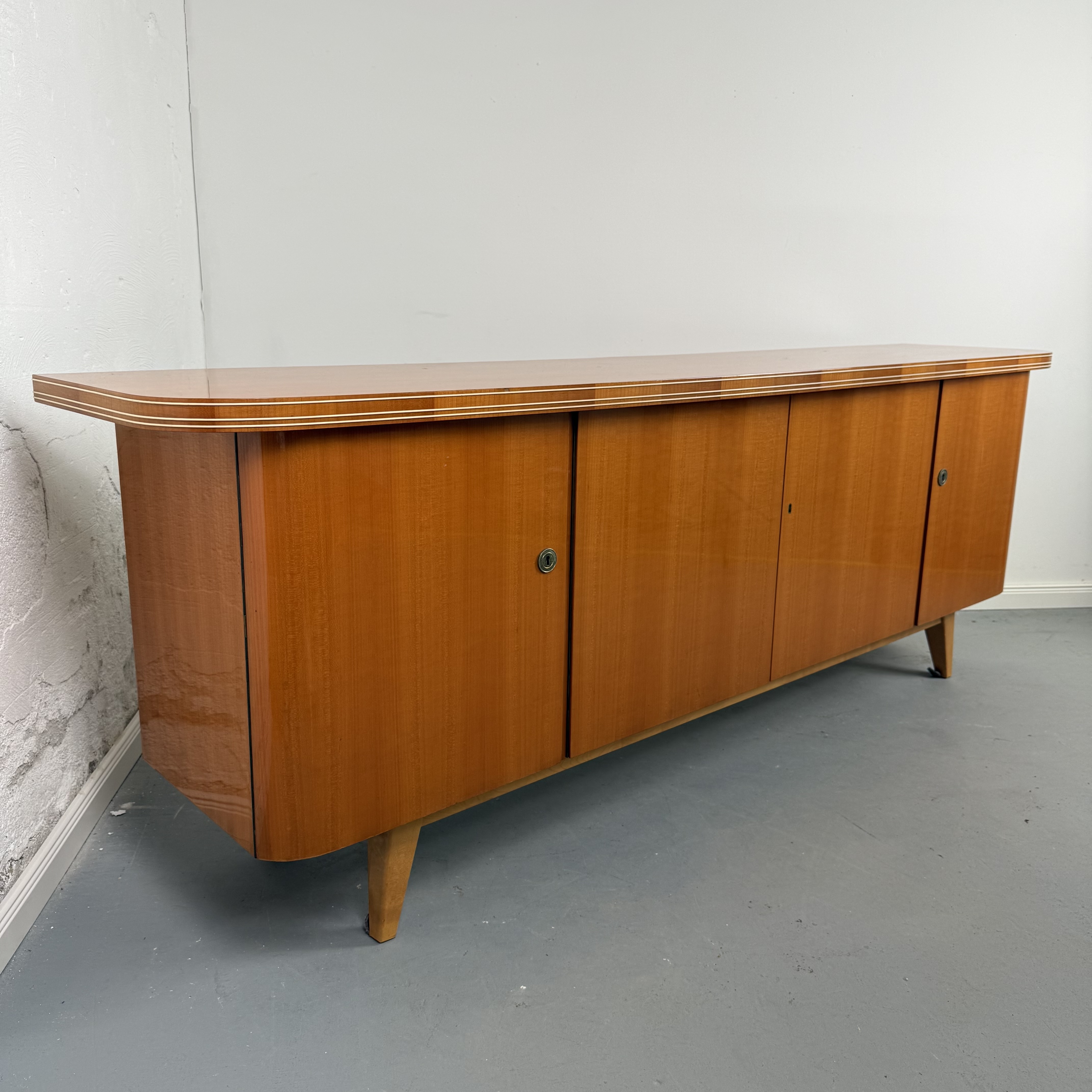 Charmantes 50er Jahre Sideboard mit feinen Details Charmantes 50er Jahre Sideboard mit feinen Details